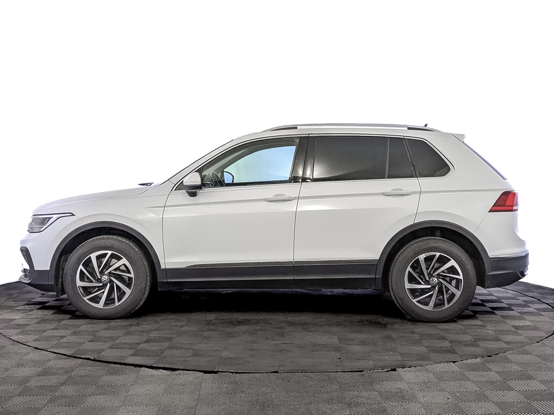 VOLKSWAGEN Tiguan 2.00 (180 л.с), автомат, 2021, пробег 115 730 км