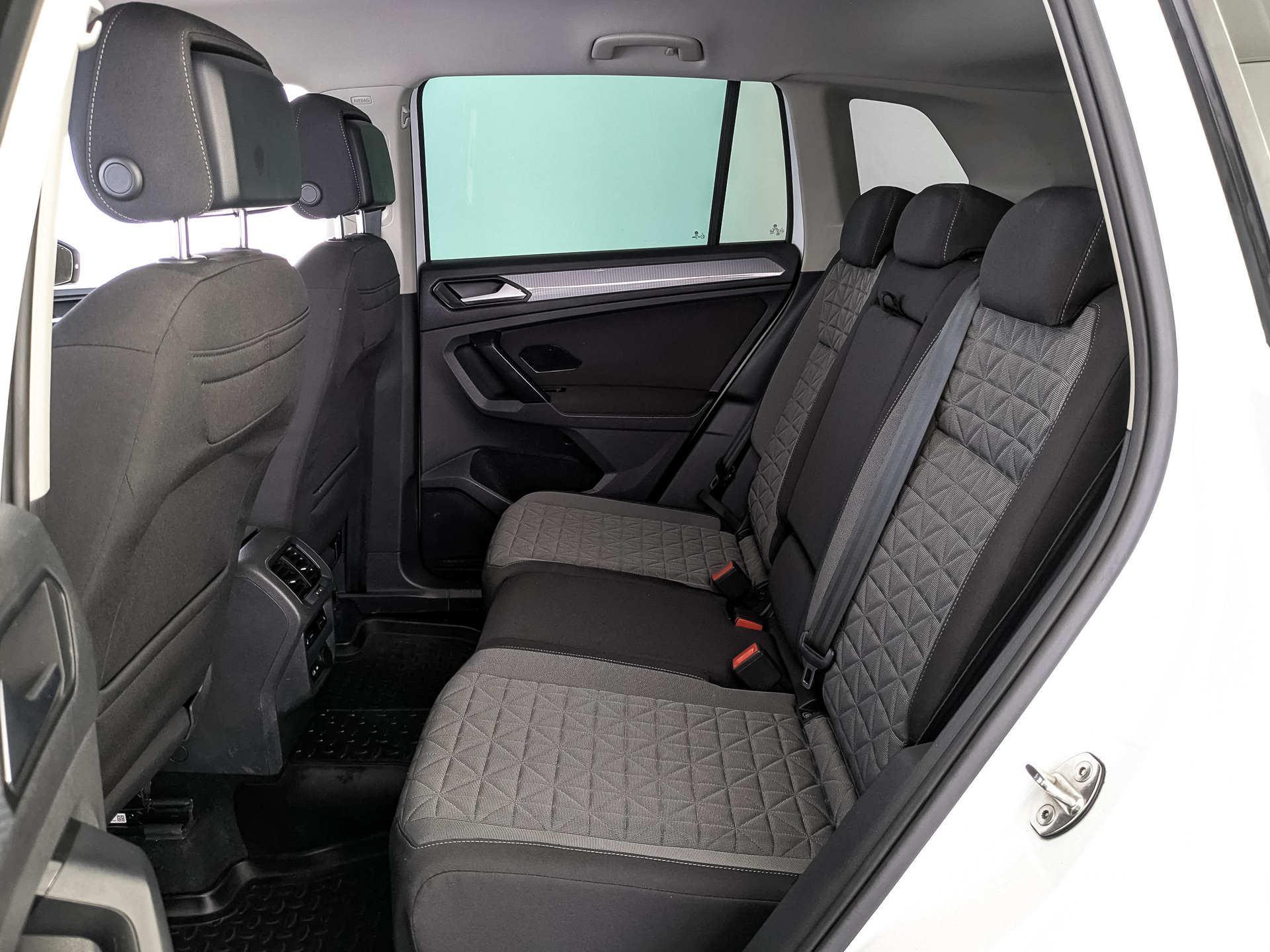 VOLKSWAGEN Tiguan 2.00 (180 л.с), автомат, 2021, пробег 115 730 км