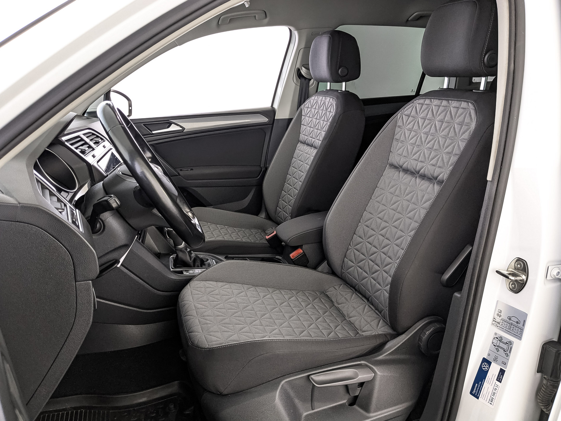 VOLKSWAGEN Tiguan 2.00 (180 л.с), автомат, 2021, пробег 115 730 км