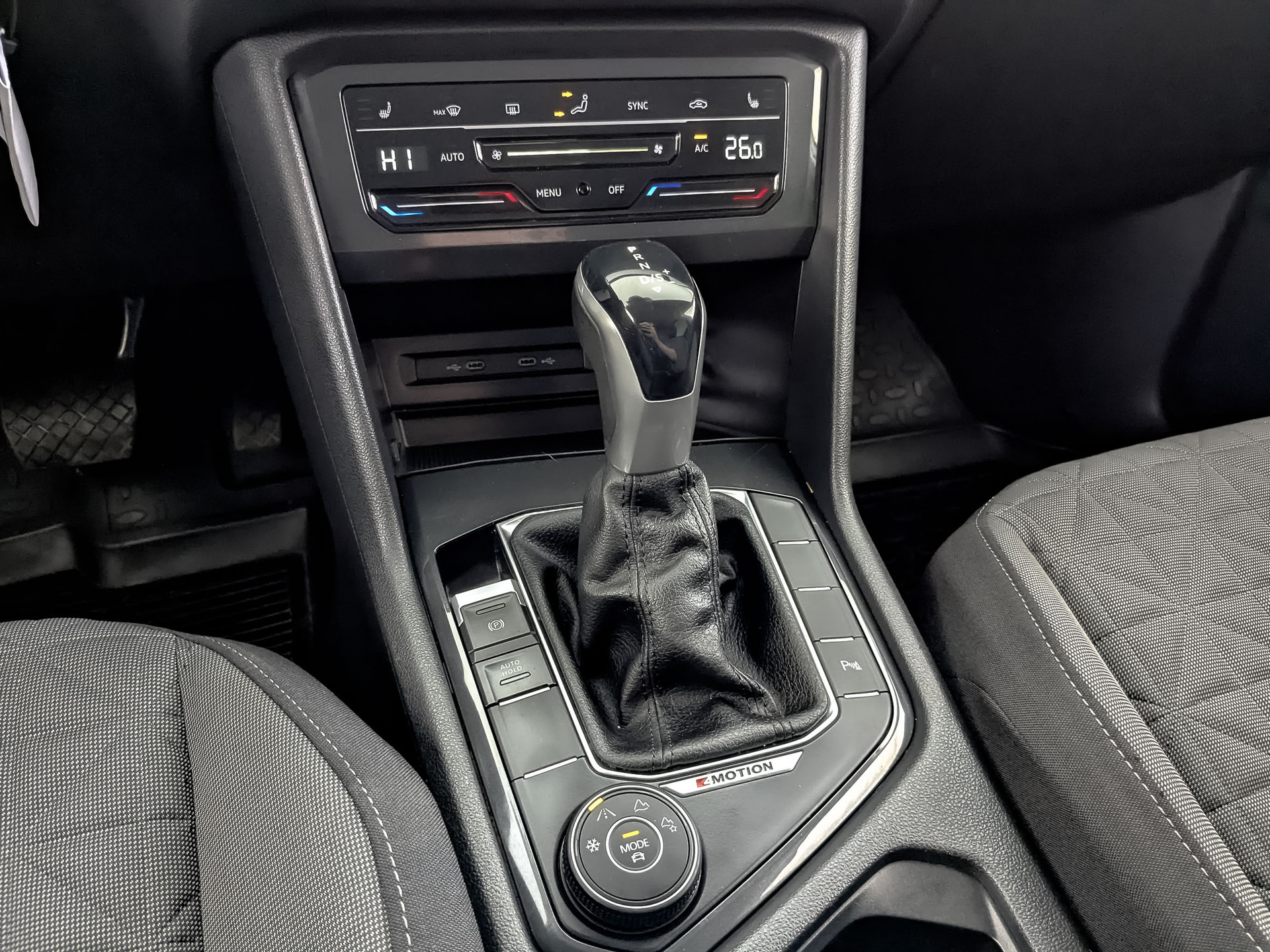 VOLKSWAGEN Tiguan 2.00 (180 л.с), автомат, 2021, пробег 115 730 км