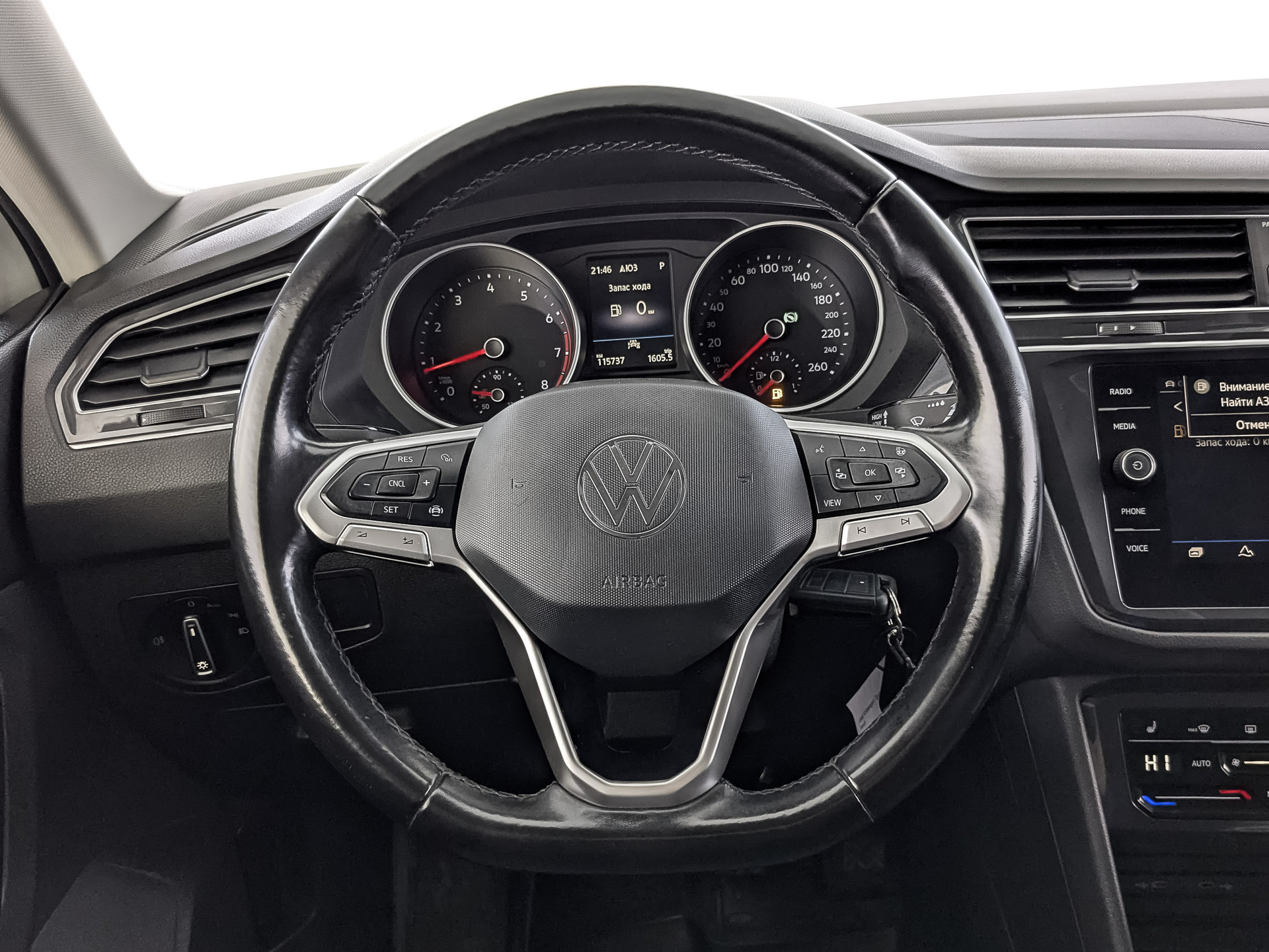 VOLKSWAGEN Tiguan 2.00 (180 л.с), автомат, 2021, пробег 115 730 км