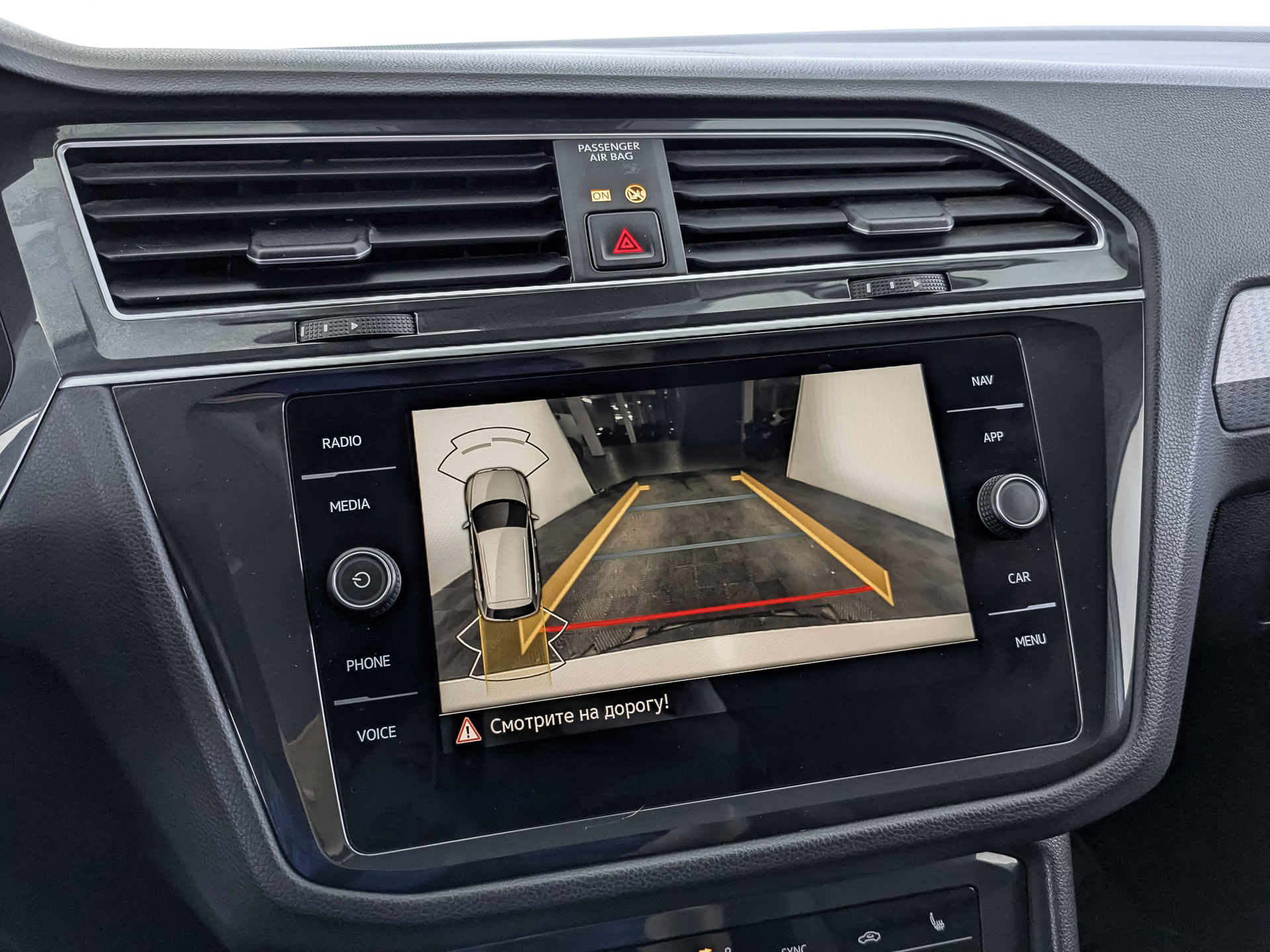 VOLKSWAGEN Tiguan 2.00 (180 л.с), автомат, 2021, пробег 115 730 км