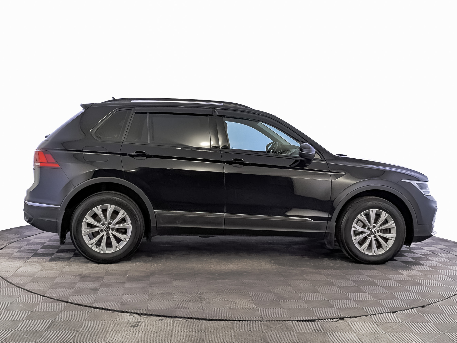 VOLKSWAGEN Tiguan 2.00 (180 л.с), автомат, 2021, пробег 50 962 км
