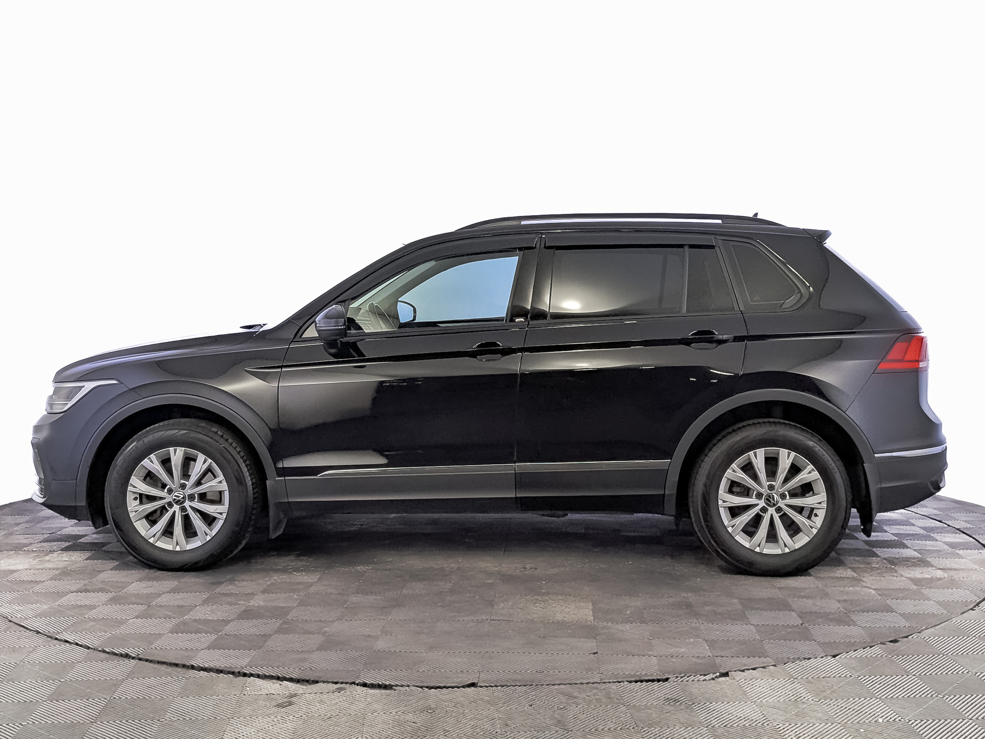 VOLKSWAGEN Tiguan 2.00 (180 л.с), автомат, 2021, пробег 50 962 км