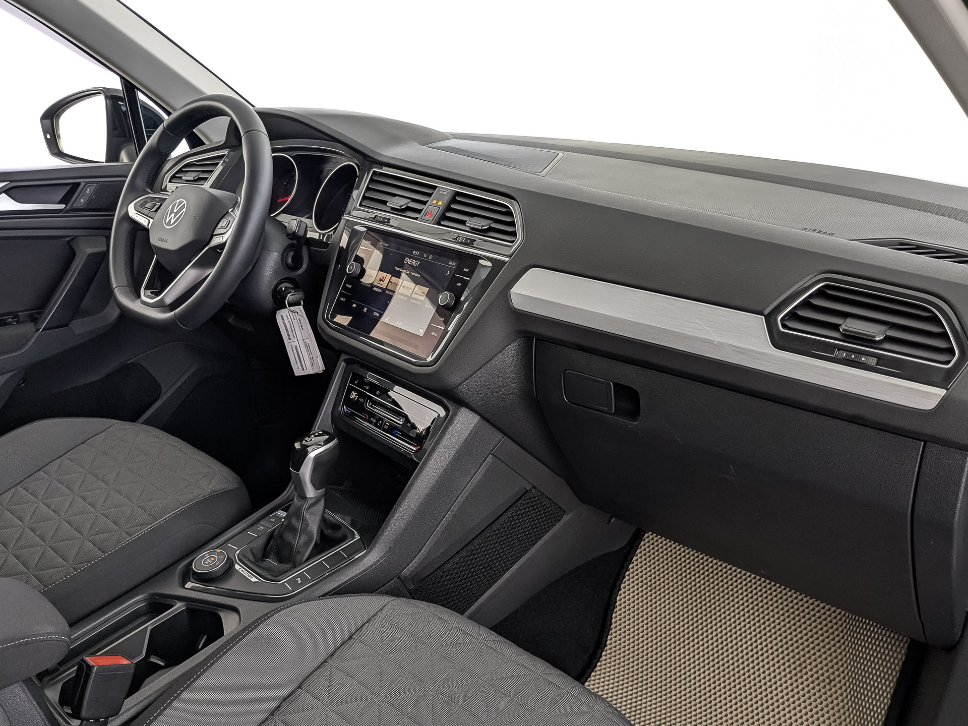 VOLKSWAGEN Tiguan 2.00 (180 л.с), автомат, 2021, пробег 50 962 км