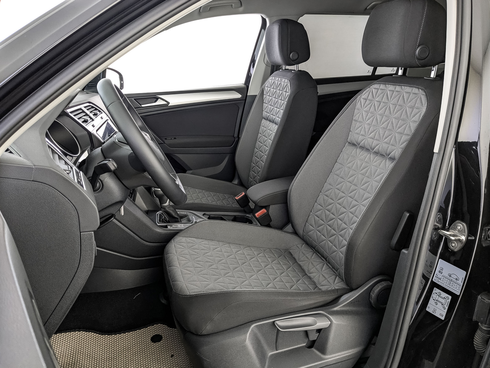 VOLKSWAGEN Tiguan 2.00 (180 л.с), автомат, 2021, пробег 50 962 км