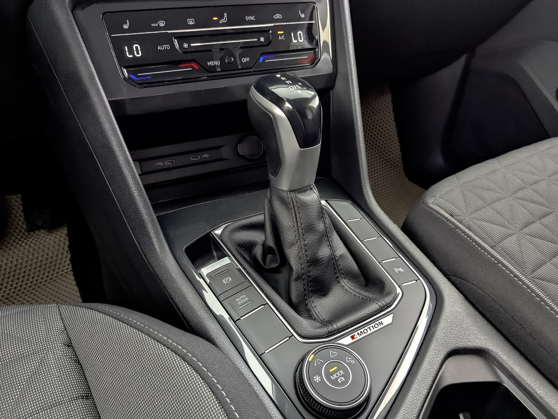 VOLKSWAGEN Tiguan 2.00 (180 л.с), автомат, 2021, пробег 50 962 км