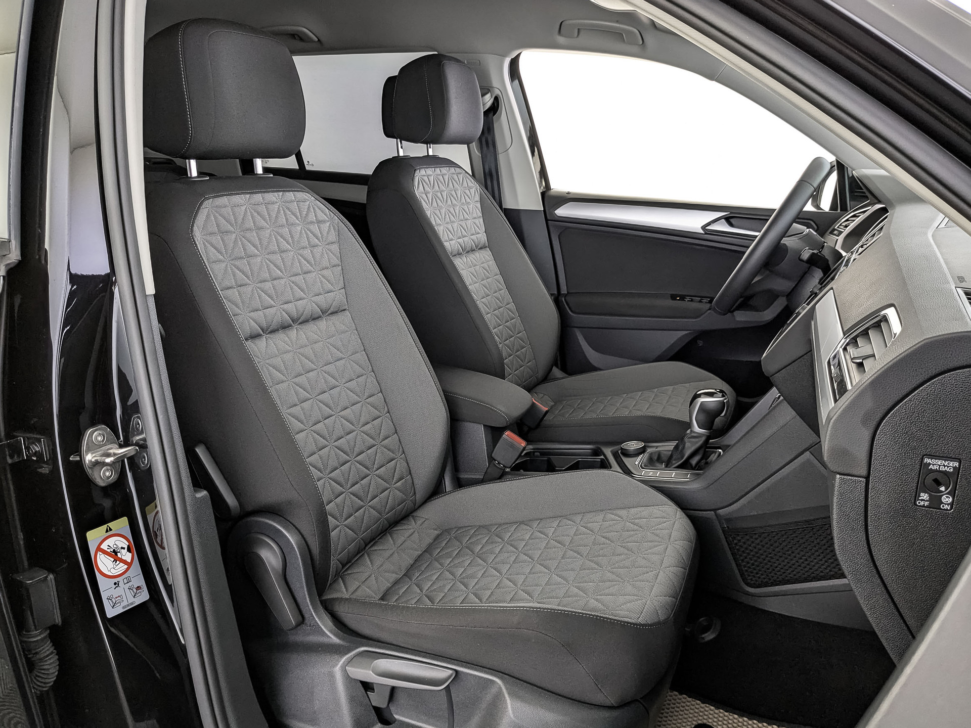 VOLKSWAGEN Tiguan 2.00 (180 л.с), автомат, 2021, пробег 50 962 км