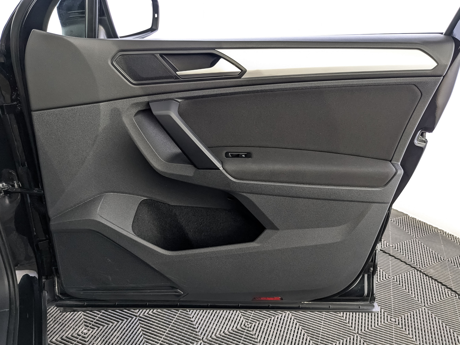 VOLKSWAGEN Tiguan 2.00 (180 л.с), автомат, 2021, пробег 50 962 км