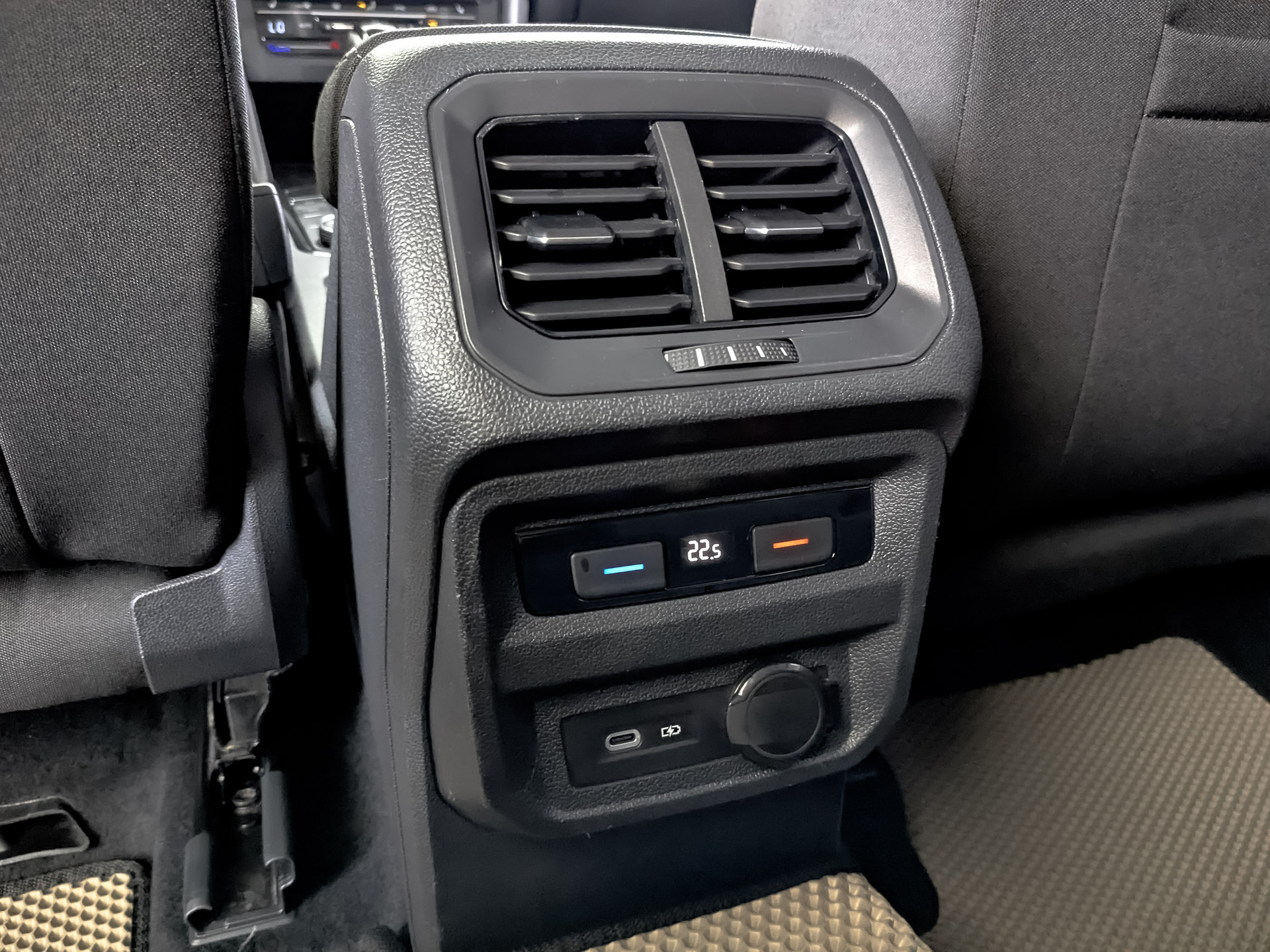 VOLKSWAGEN Tiguan 2.00 (180 л.с), автомат, 2021, пробег 50 962 км
