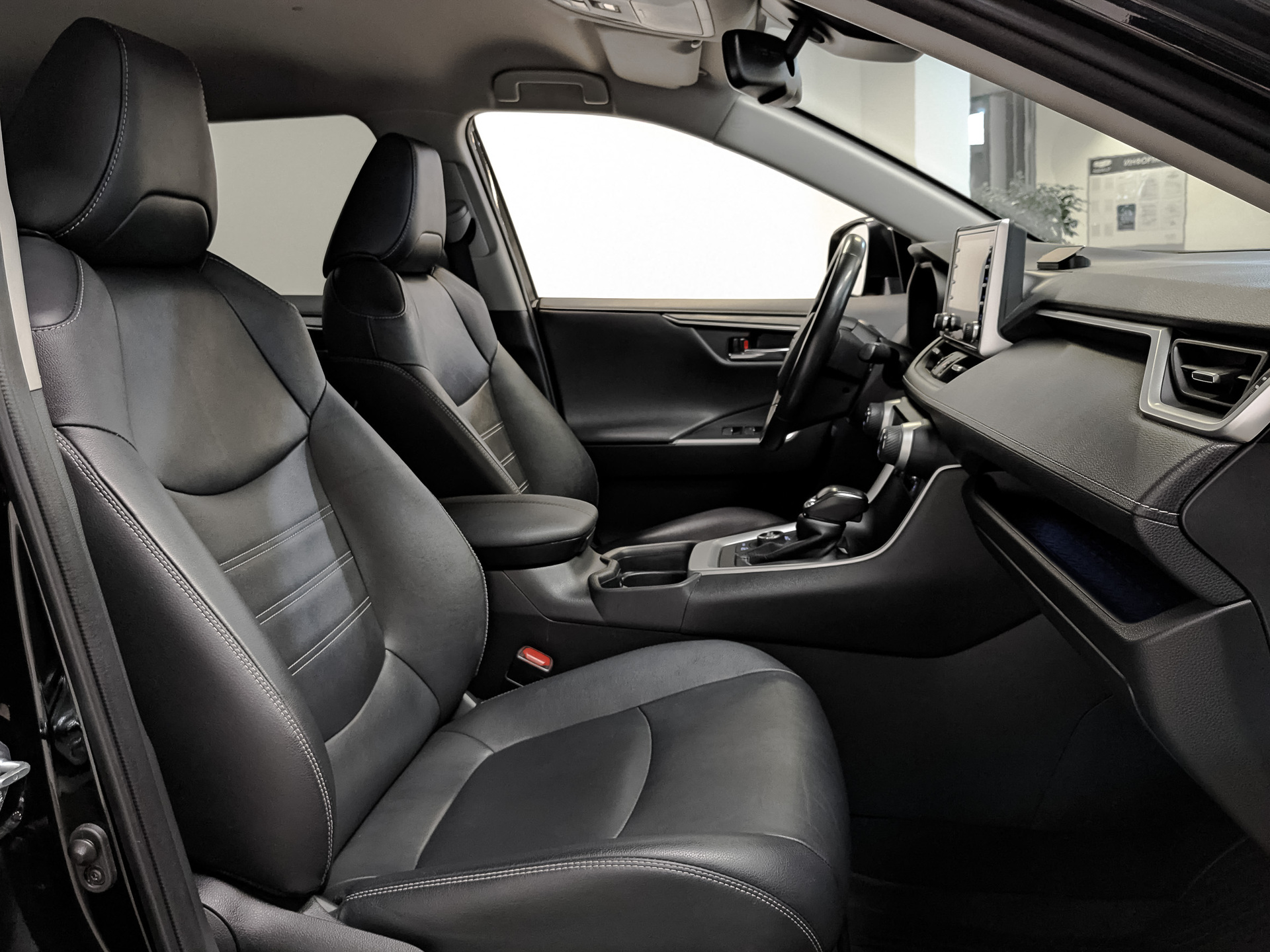 TOYOTA Rav-4 2.00 (149 л.с), автомат, 2022, пробег 90 558 км