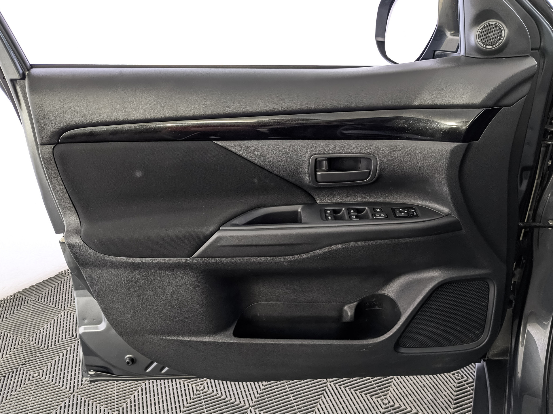 MITSUBISHI Outlander 2.00 (146 л.с), автомат, 2019, пробег 123 571 км