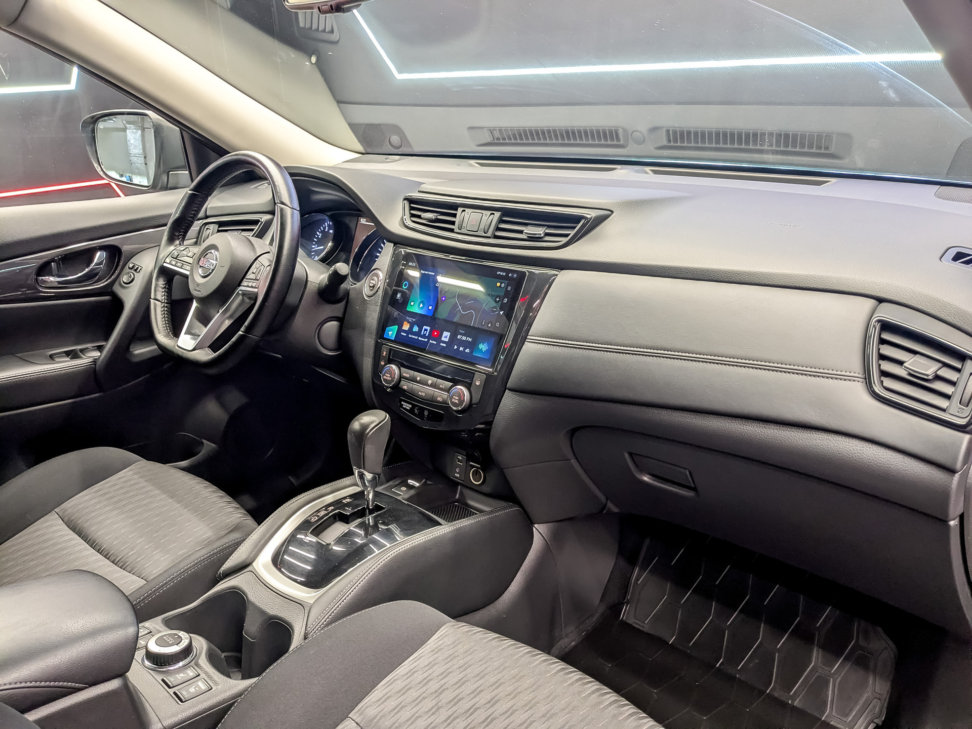 NISSAN X-Trail 2.00 (144 л.с), автомат, 2019, пробег 203 116 км