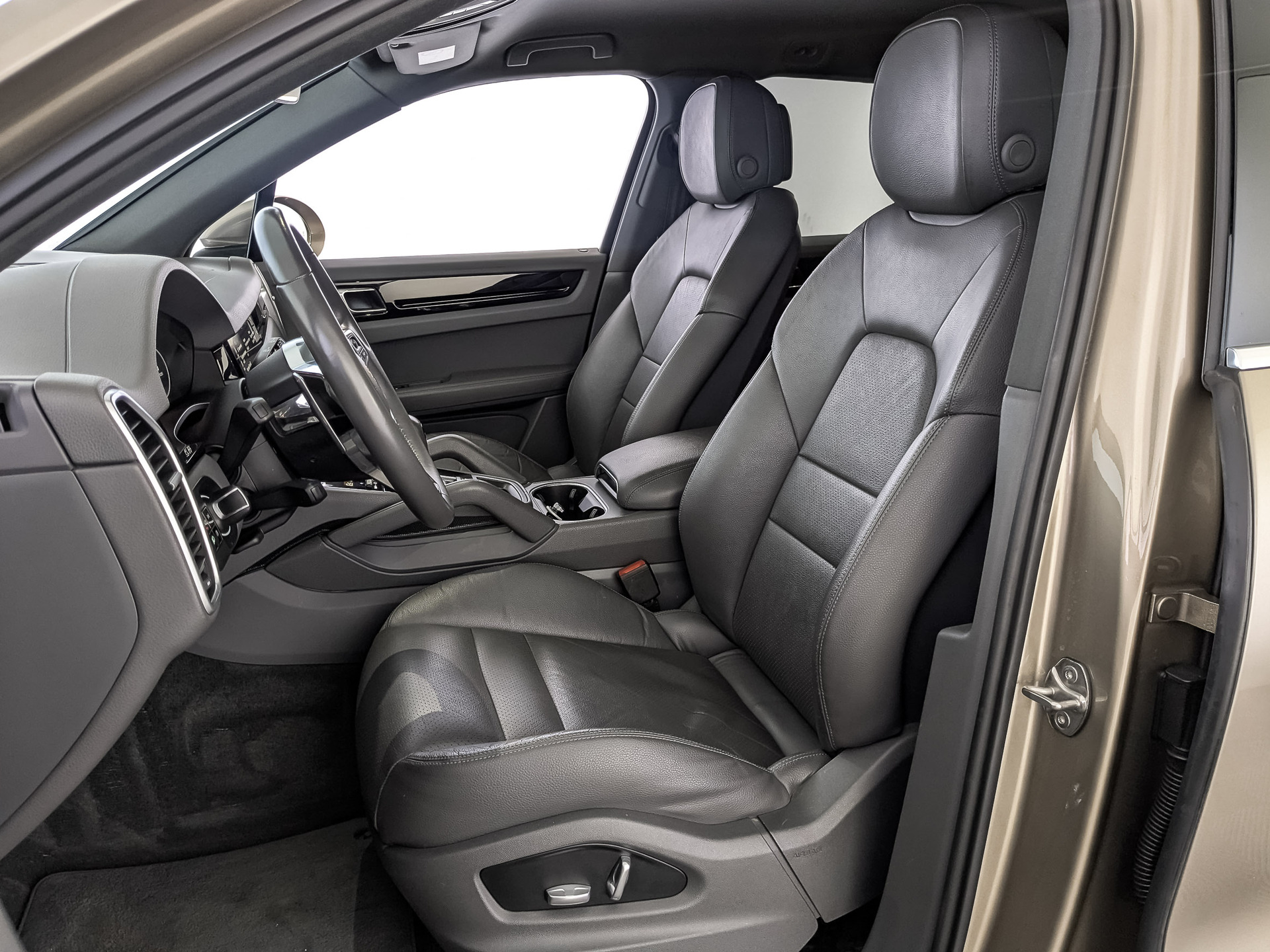 PORSCHE Cayenne 3.00 (340 л.с), автомат, 2019, пробег 123 838 км