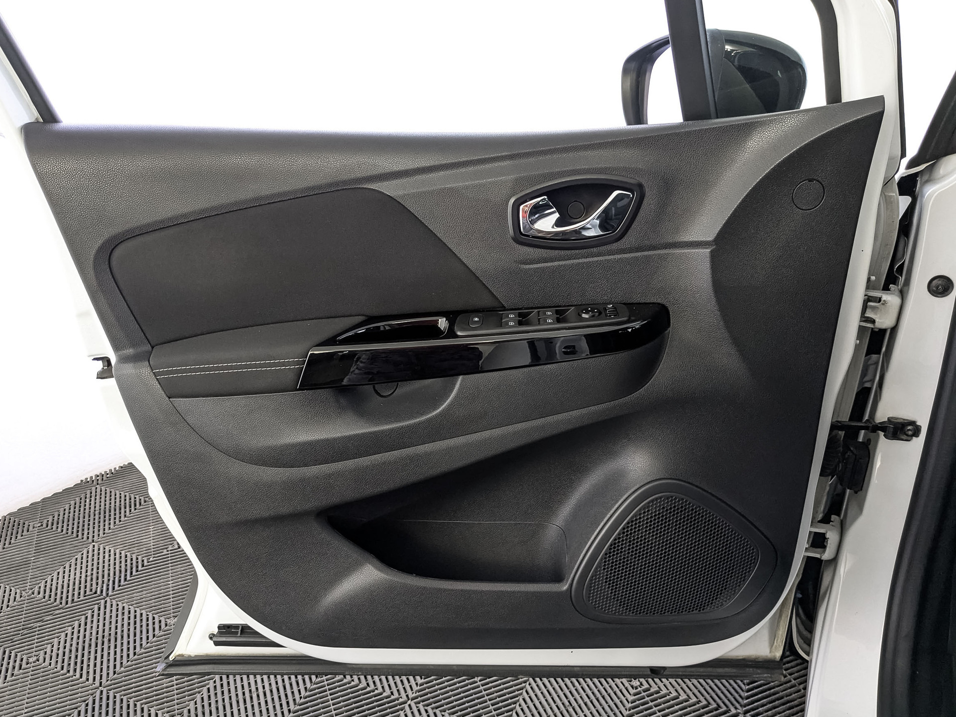 RENAULT Kaptur 2.00 (143 л.с), автомат, 2019, пробег 109 848 км
