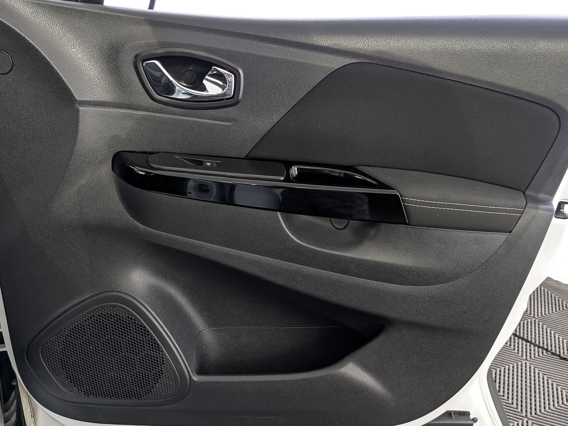 RENAULT Kaptur 2.00 (143 л.с), автомат, 2019, пробег 109 848 км