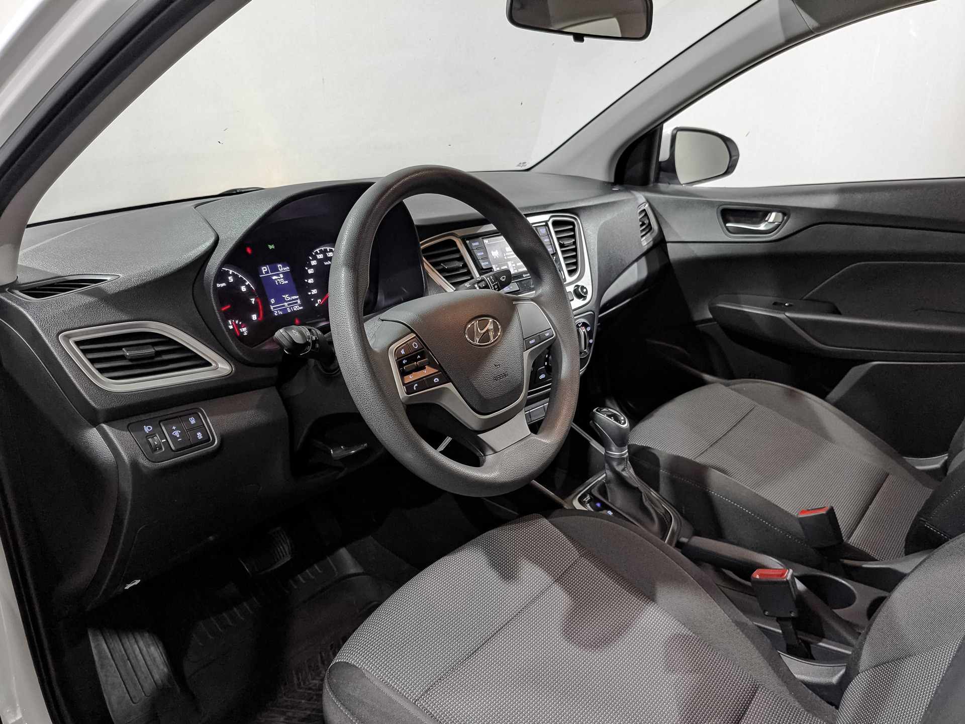 HYUNDAI Solaris 1.60 (123 л.с), автомат, 2022, пробег 61 112 км