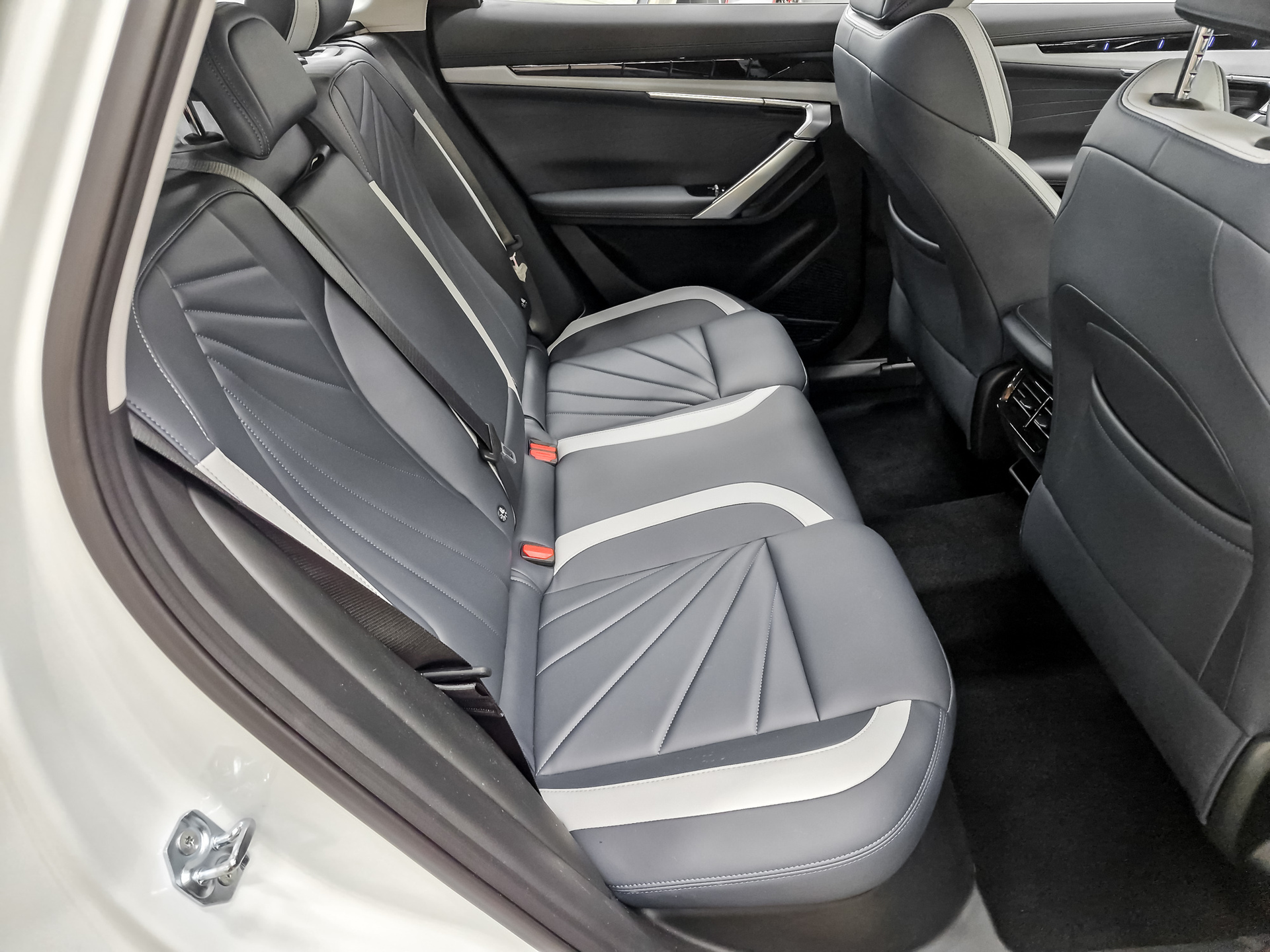 Фото Geely Atlas Luxury 2.0T/200 8AT 4WD
