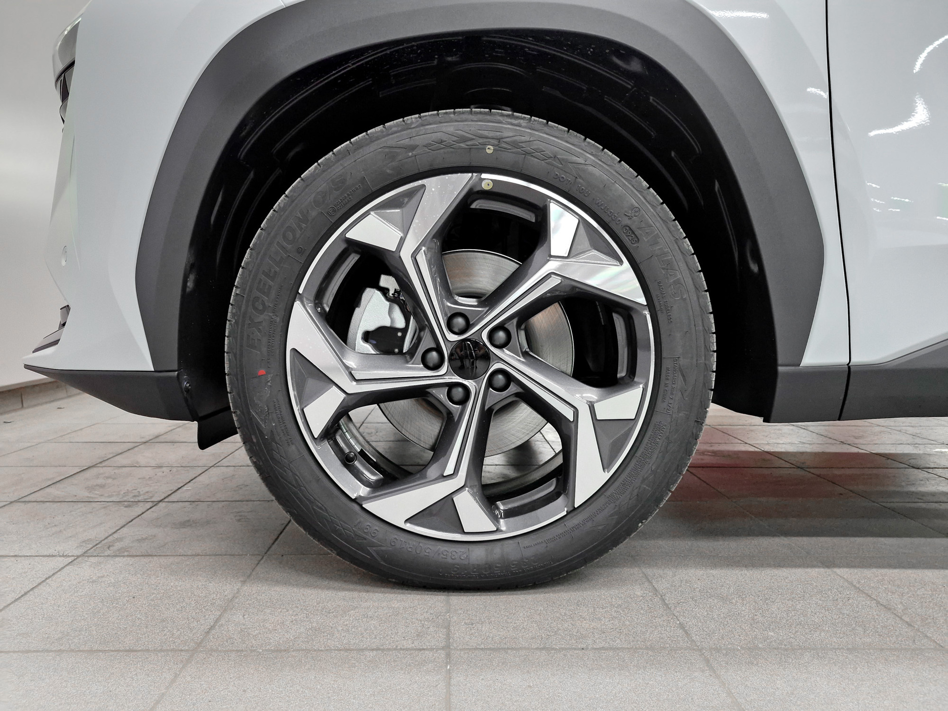 Фото Geely Atlas Luxury 2.0T/200 8AT 4WD