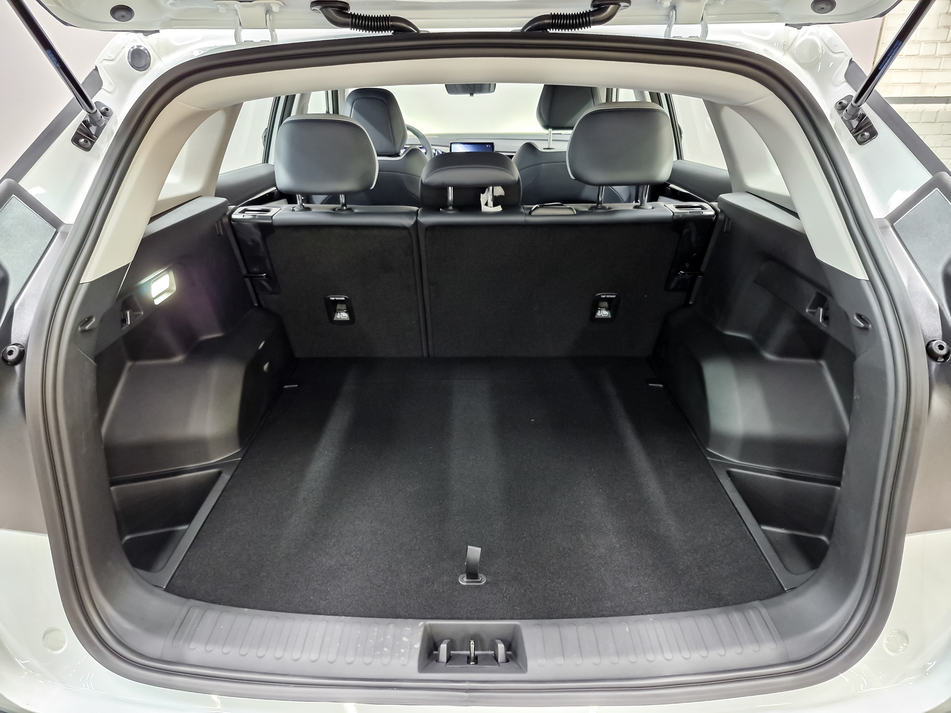 Фото Geely Atlas Luxury 2.0T/200 8AT 4WD
