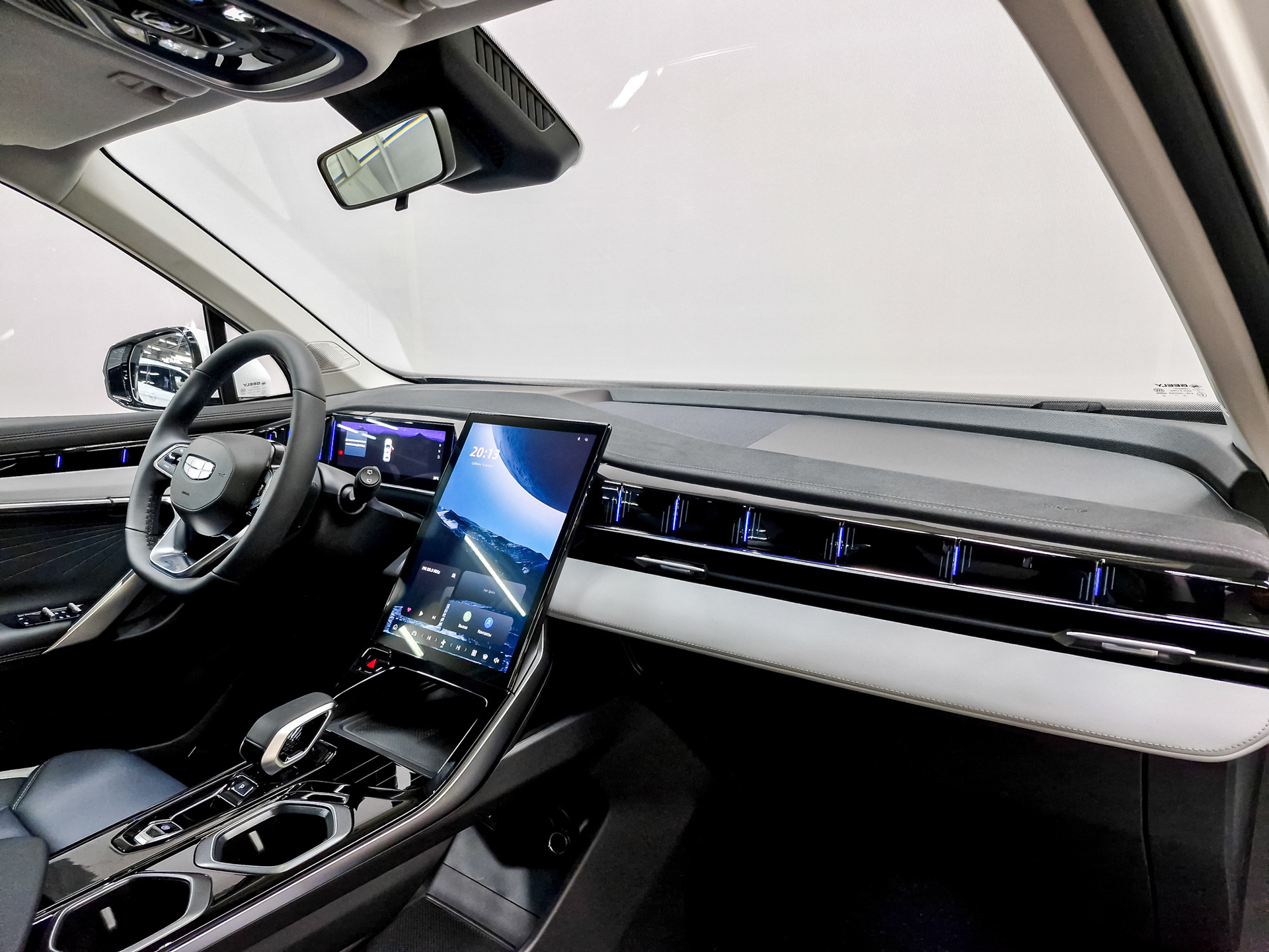 Фото Geely Atlas Luxury 2.0T/200 8AT 4WD