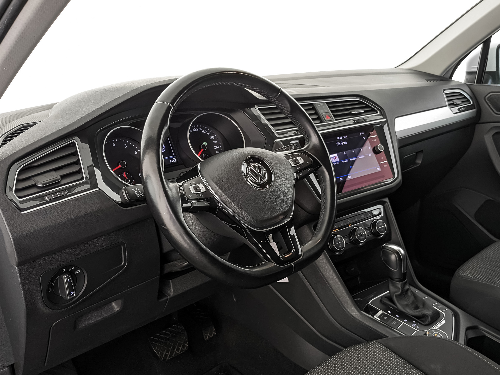VOLKSWAGEN Tiguan 1.40 (150 л.с), автомат, 2019, пробег 139 600 км