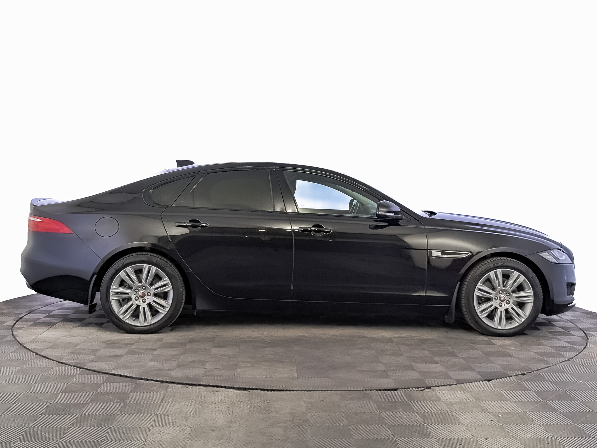 JAGUAR XF 2.00 (250 л.с), автомат, 2019, пробег 130 710 км
