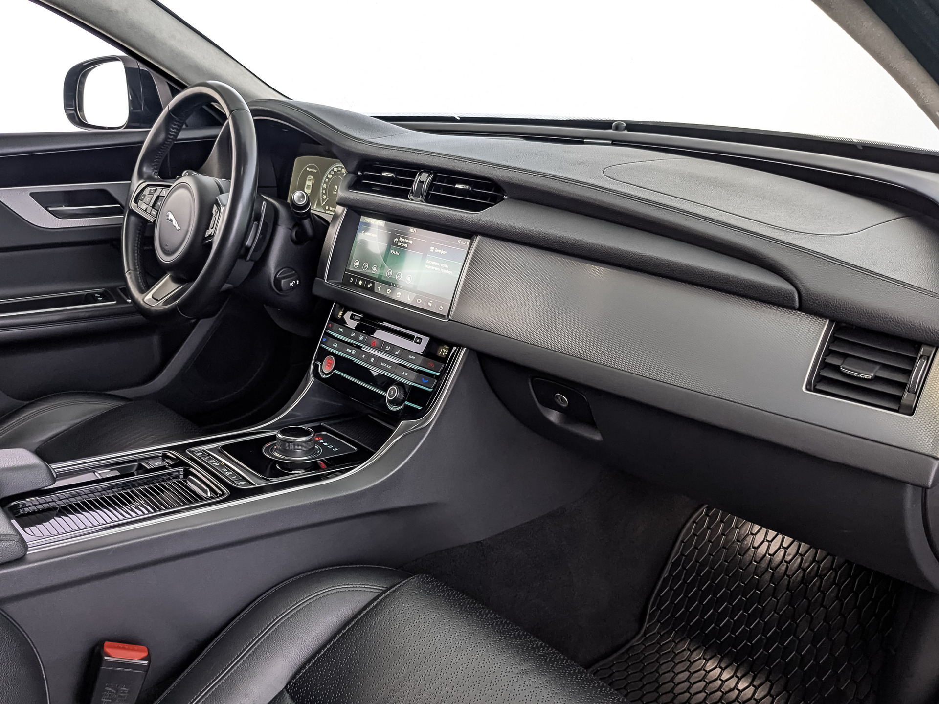 JAGUAR XF 2.00 (250 л.с), автомат, 2019, пробег 130 710 км