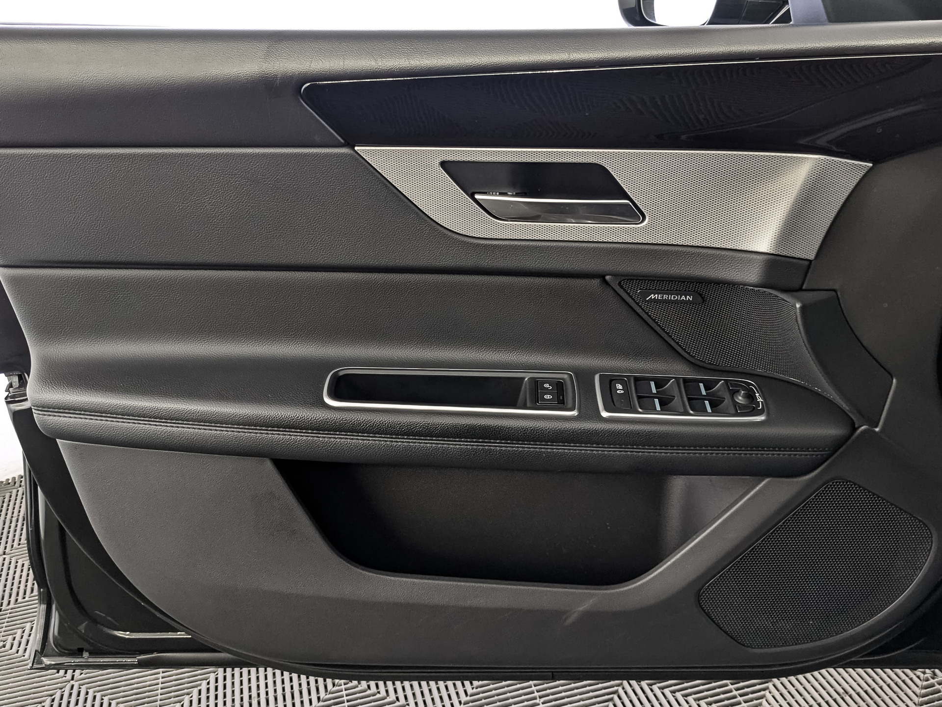 JAGUAR XF 2.00 (250 л.с), автомат, 2019, пробег 130 710 км