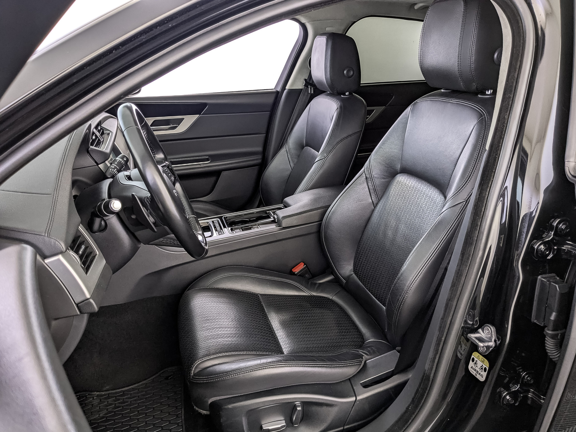 JAGUAR XF 2.00 (250 л.с), автомат, 2019, пробег 130 710 км