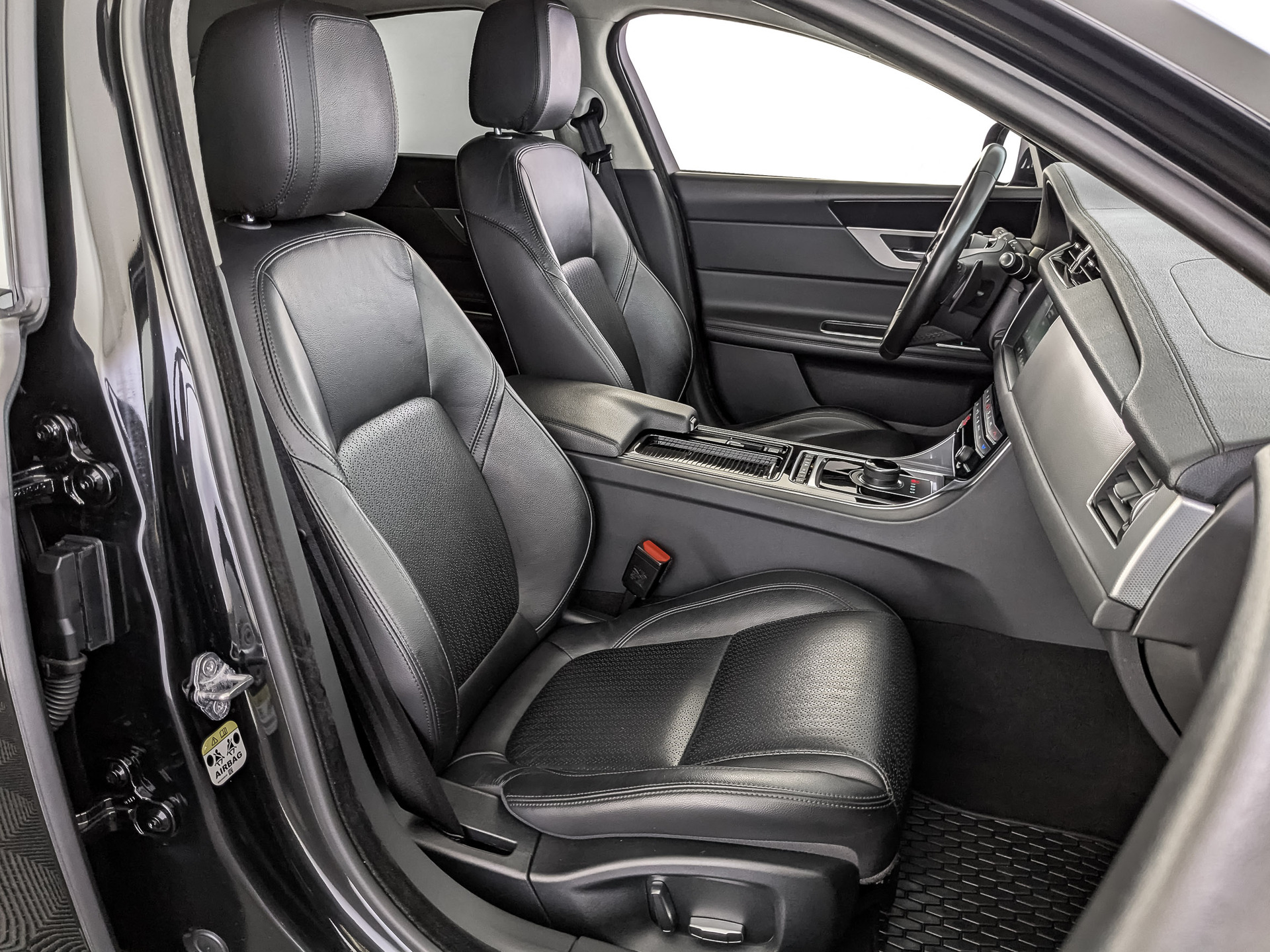 JAGUAR XF 2.00 (250 л.с), автомат, 2019, пробег 130 710 км