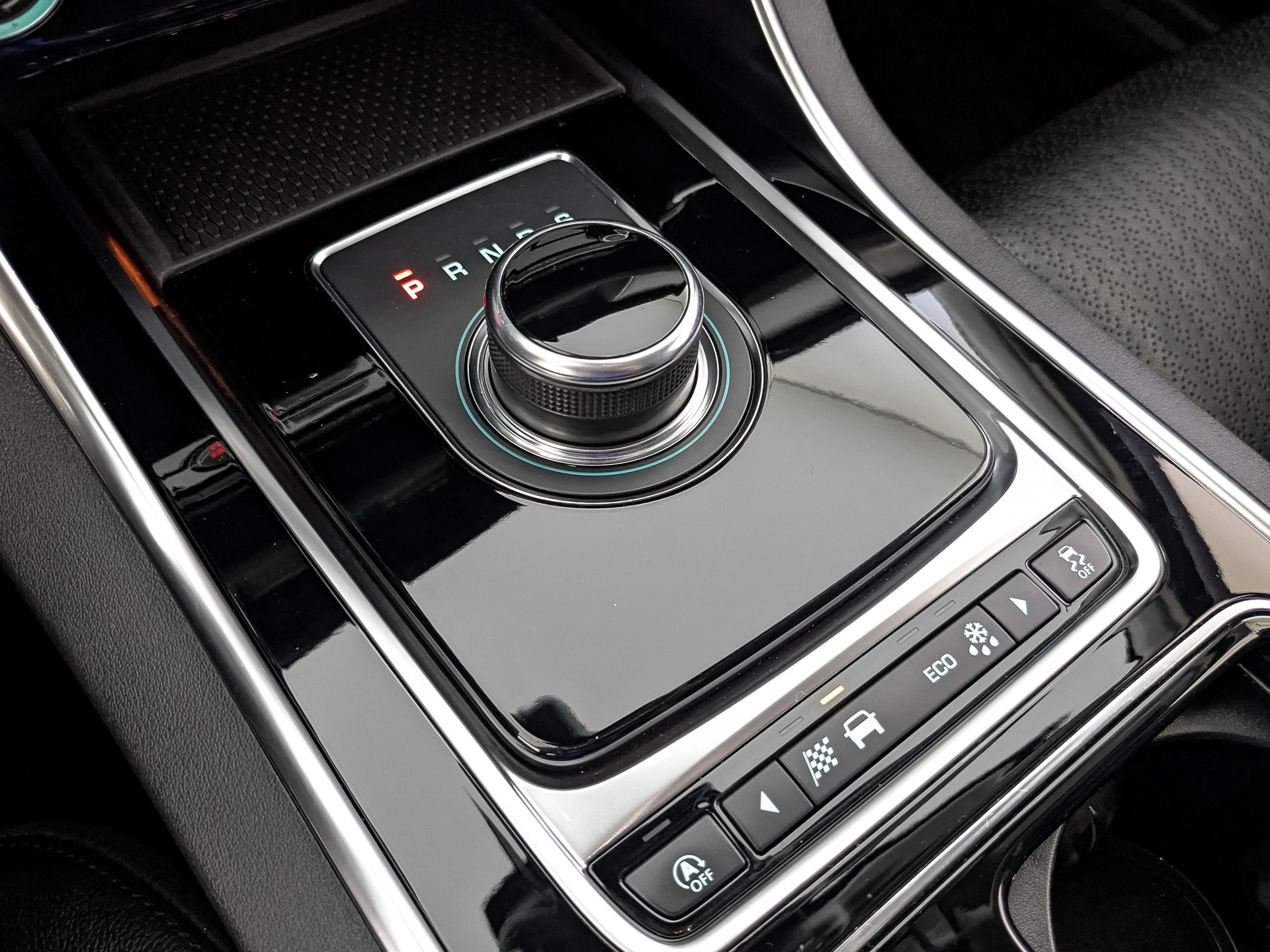 JAGUAR XF 2.00 (250 л.с), автомат, 2019, пробег 130 710 км