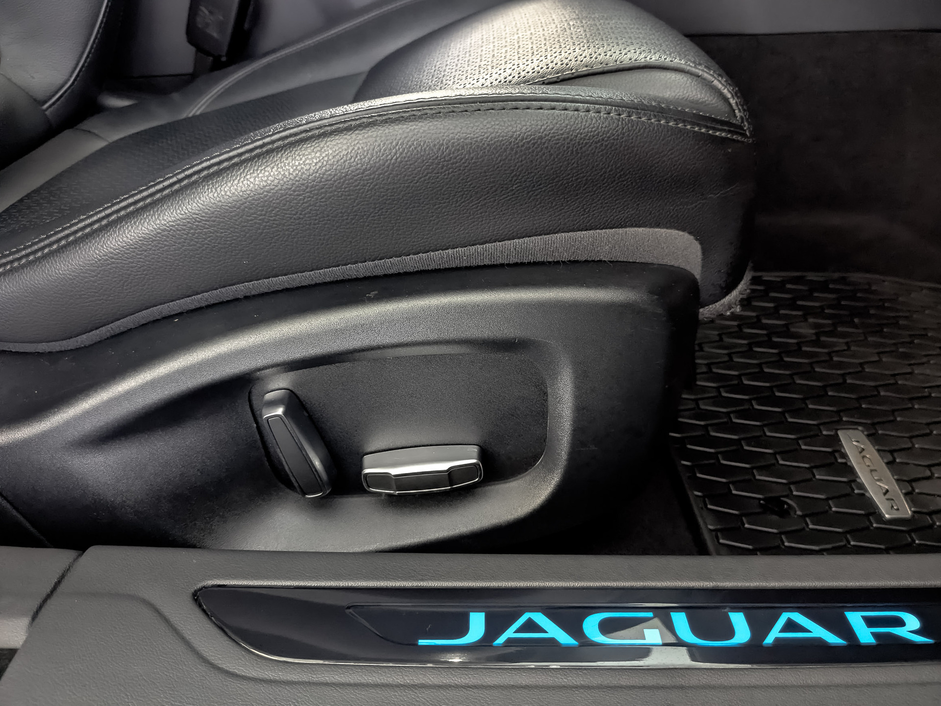 JAGUAR XF 2.00 (250 л.с), автомат, 2019, пробег 130 710 км