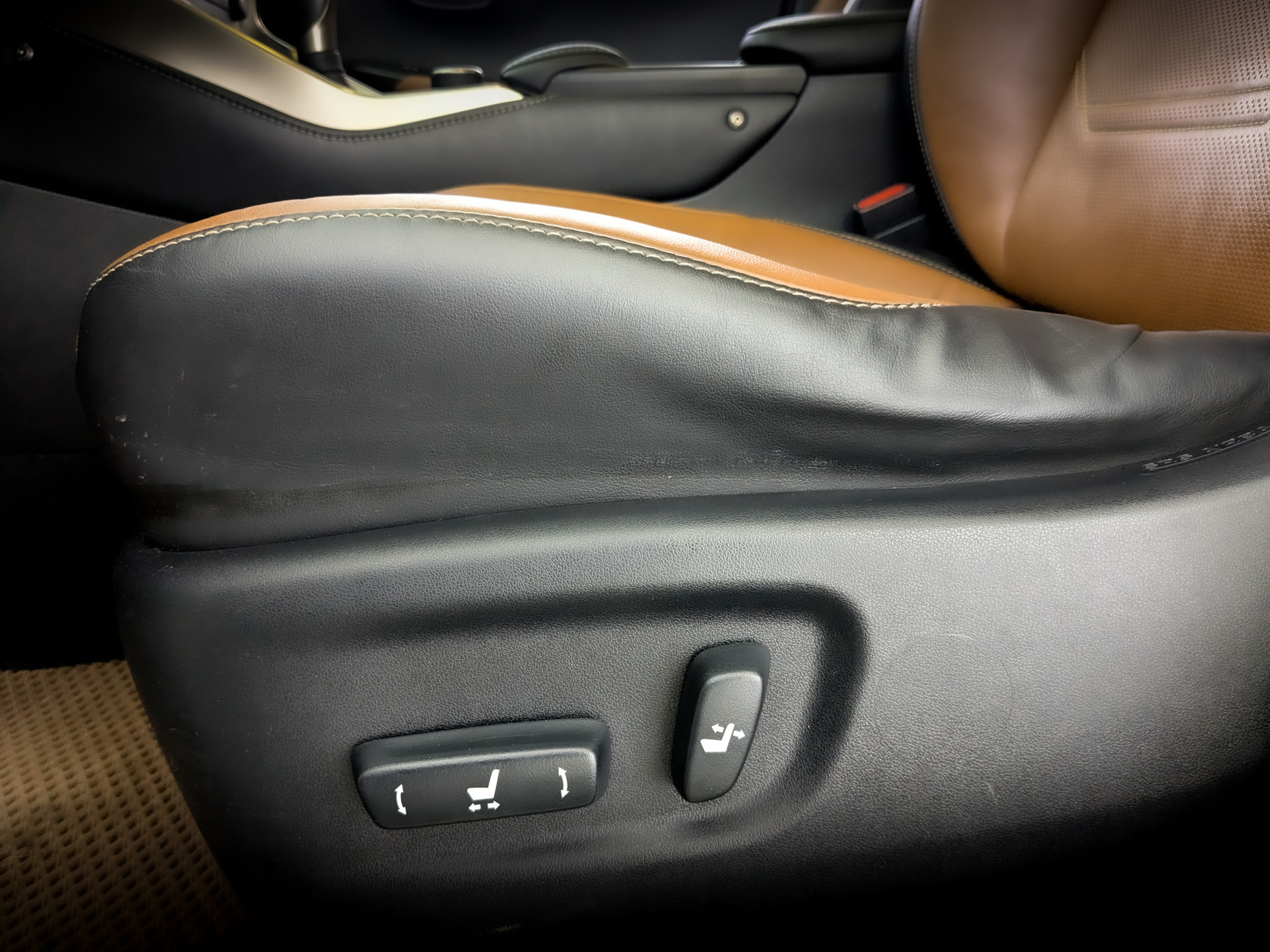 LEXUS NX 2.00 (238 л.с), автомат, 2016, пробег 98 833 км