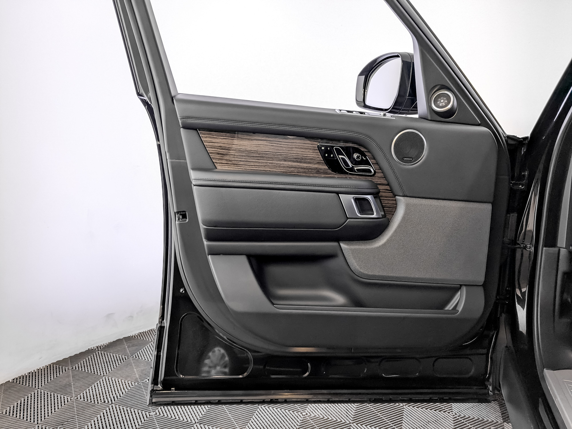 LAND ROVER Range Rover 3.00 (248 л.с), автомат, 2018, пробег 74 155 км