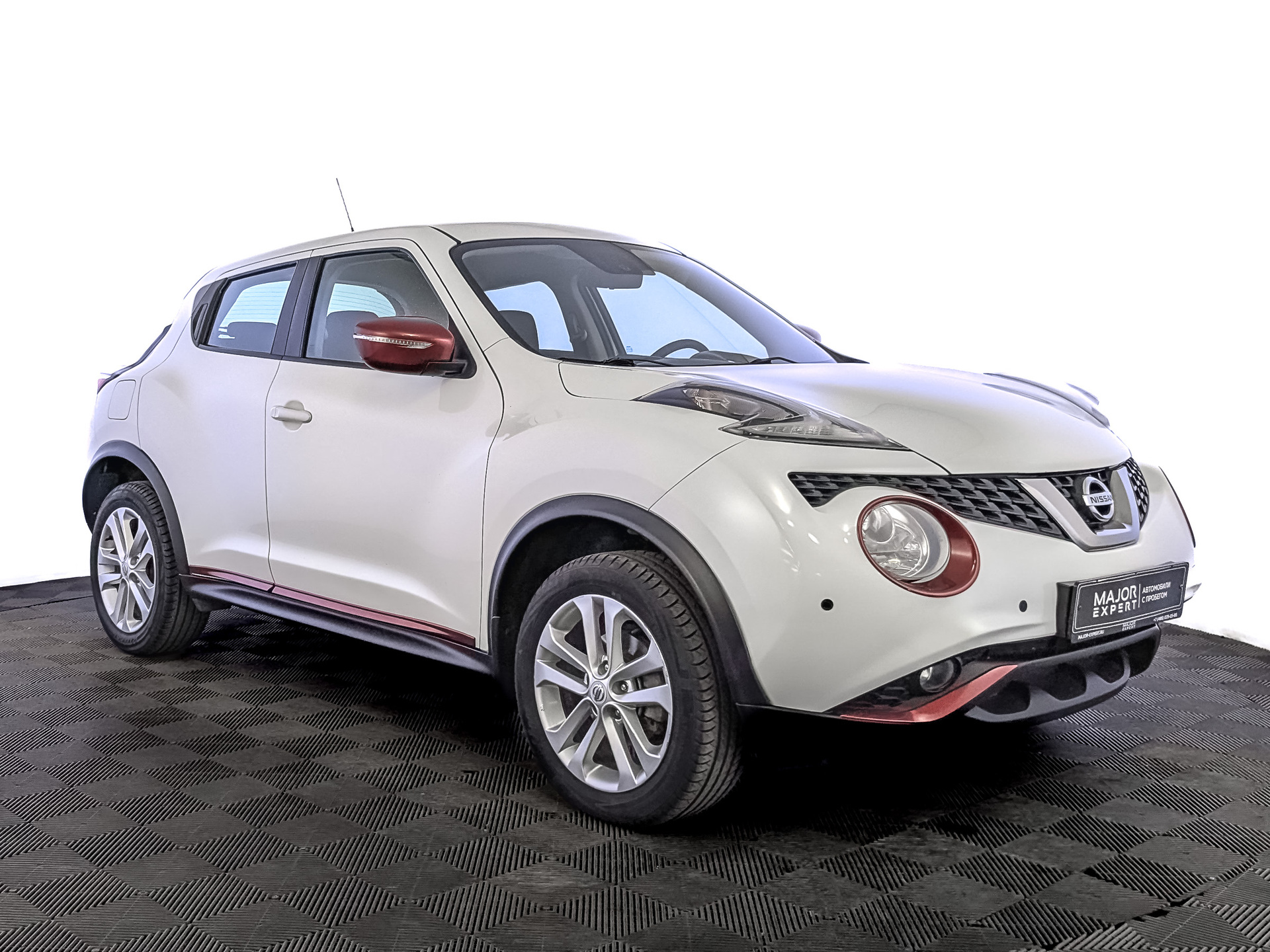 NISSAN Juke 1.60 (117 л.с), автомат, 2015, пробег 107 987 км