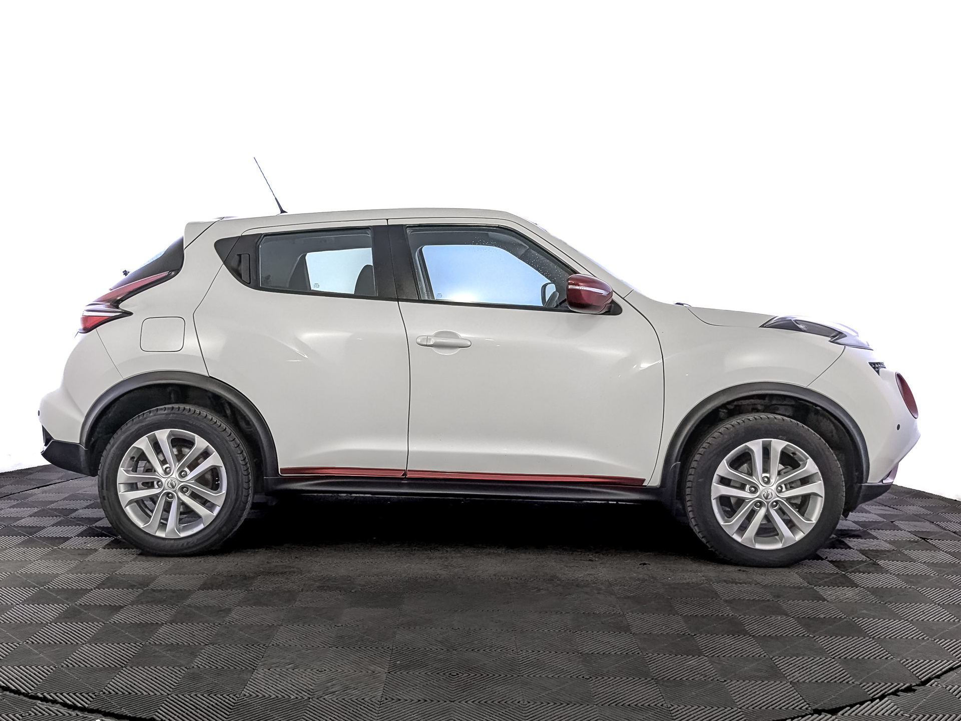 NISSAN Juke 1.60 (117 л.с), автомат, 2015, пробег 107 987 км