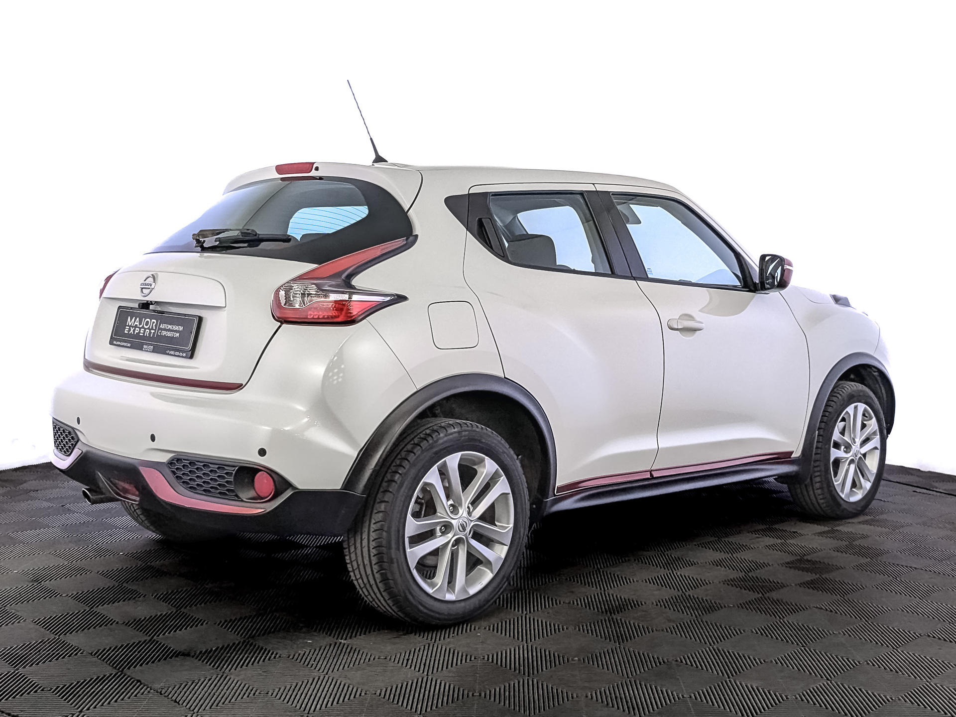 NISSAN Juke 1.60 (117 л.с), автомат, 2015, пробег 107 987 км
