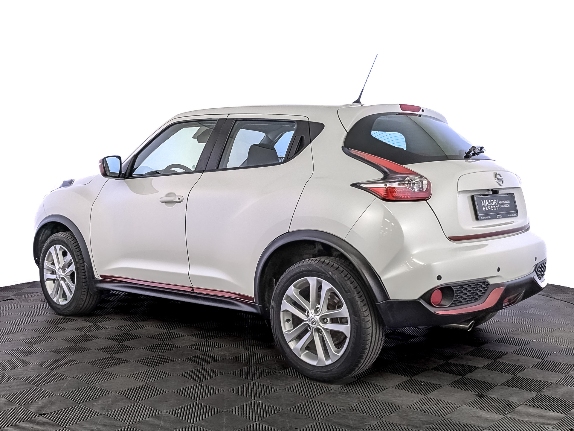 NISSAN Juke 1.60 (117 л.с), автомат, 2015, пробег 107 987 км