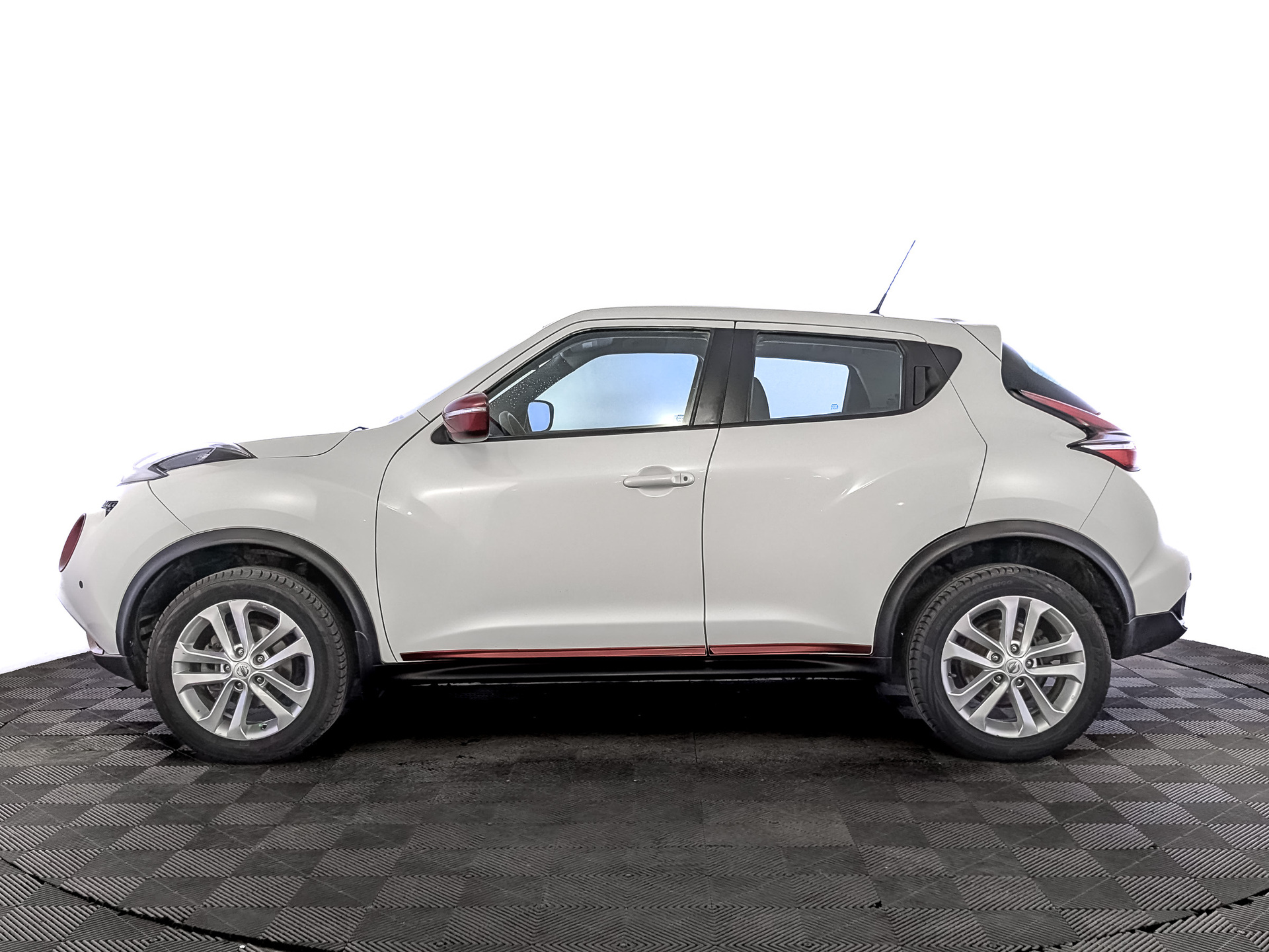 NISSAN Juke 1.60 (117 л.с), автомат, 2015, пробег 107 987 км