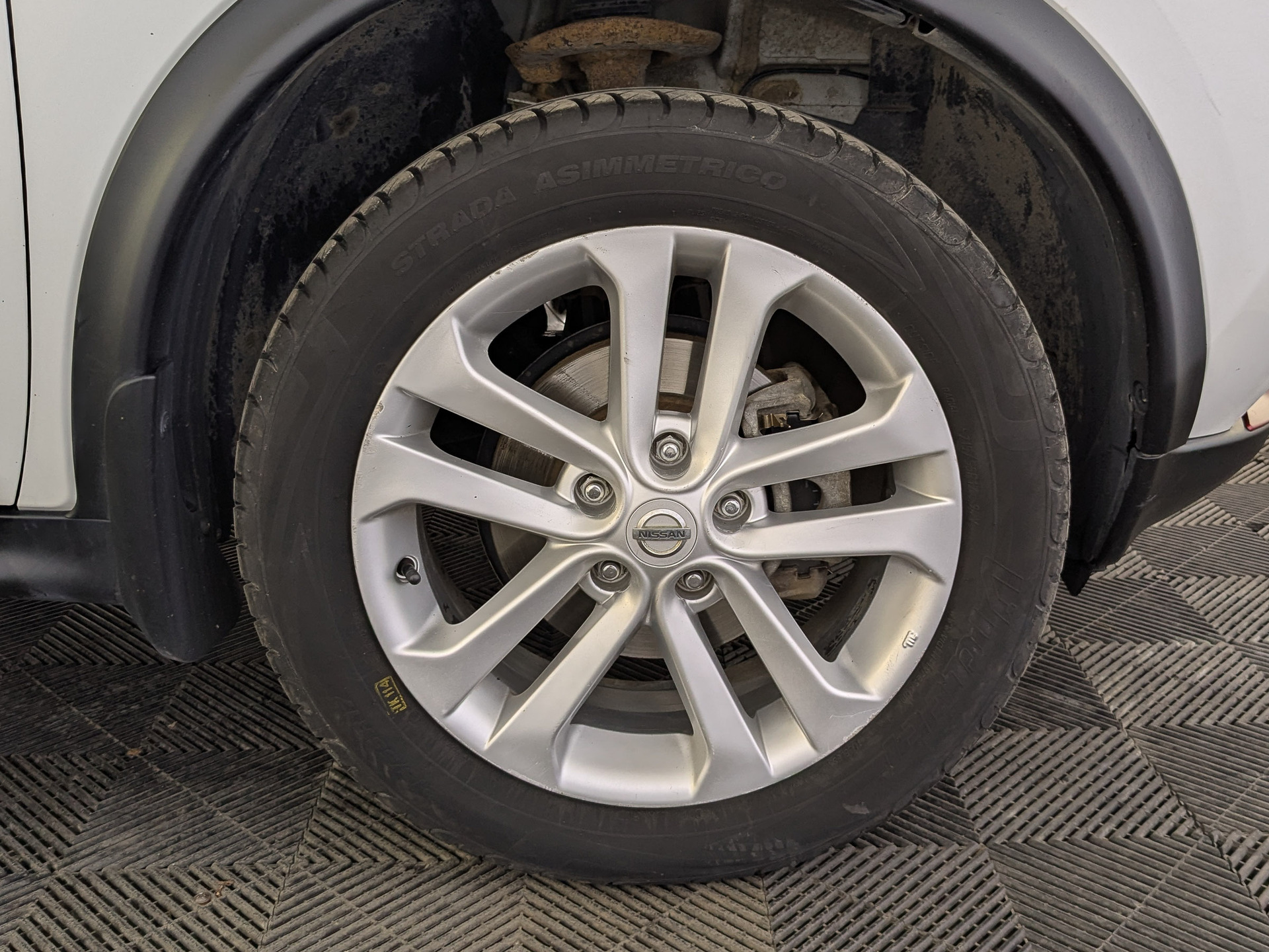 NISSAN Juke 1.60 (117 л.с), автомат, 2015, пробег 107 987 км