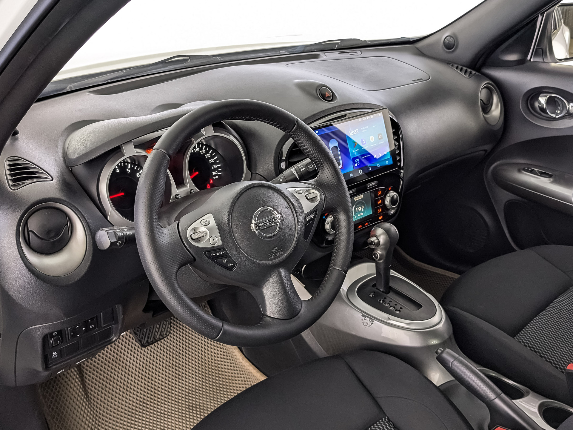 NISSAN Juke 1.60 (117 л.с), автомат, 2015, пробег 107 987 км