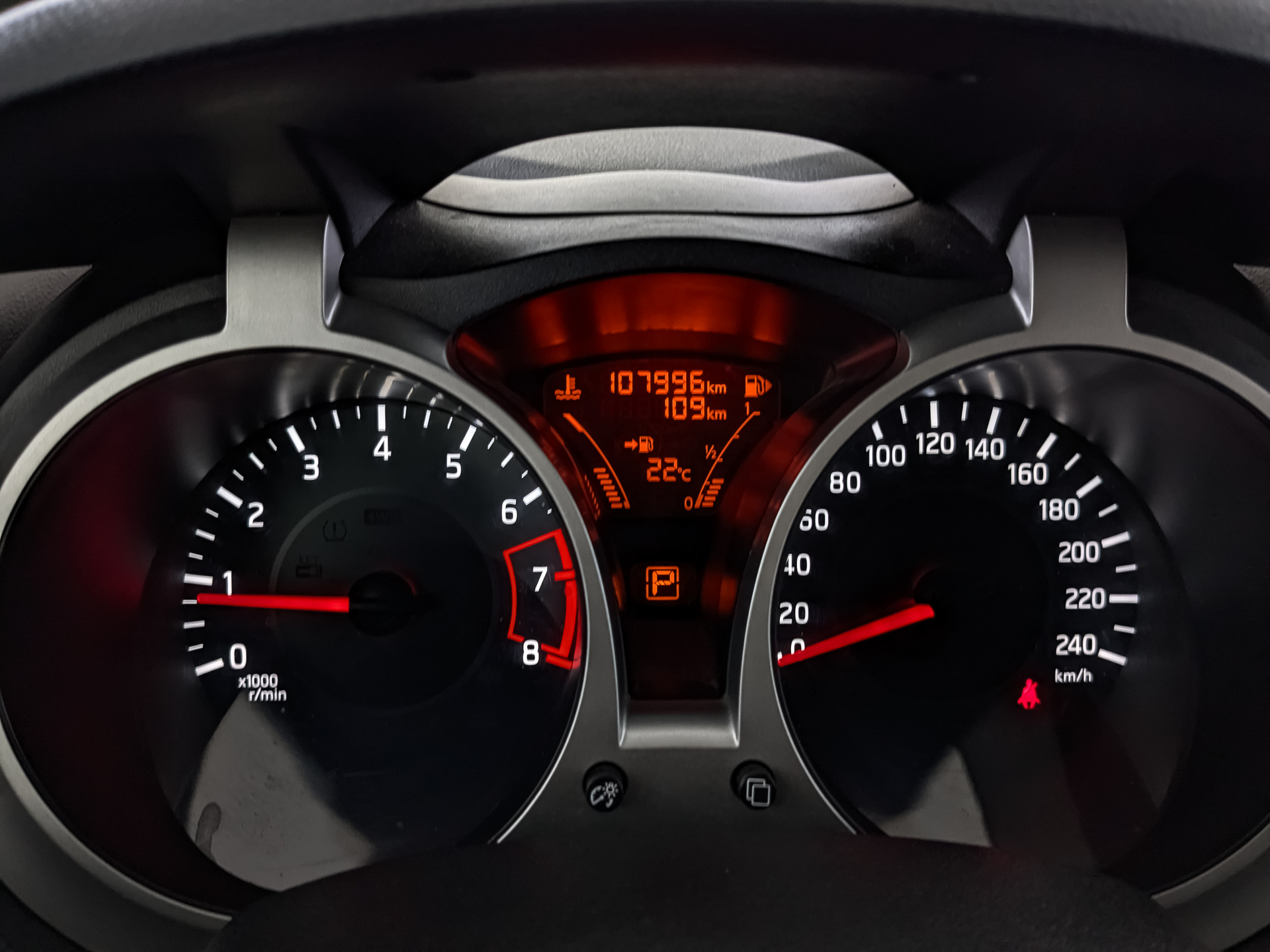NISSAN Juke 1.60 (117 л.с), автомат, 2015, пробег 107 987 км