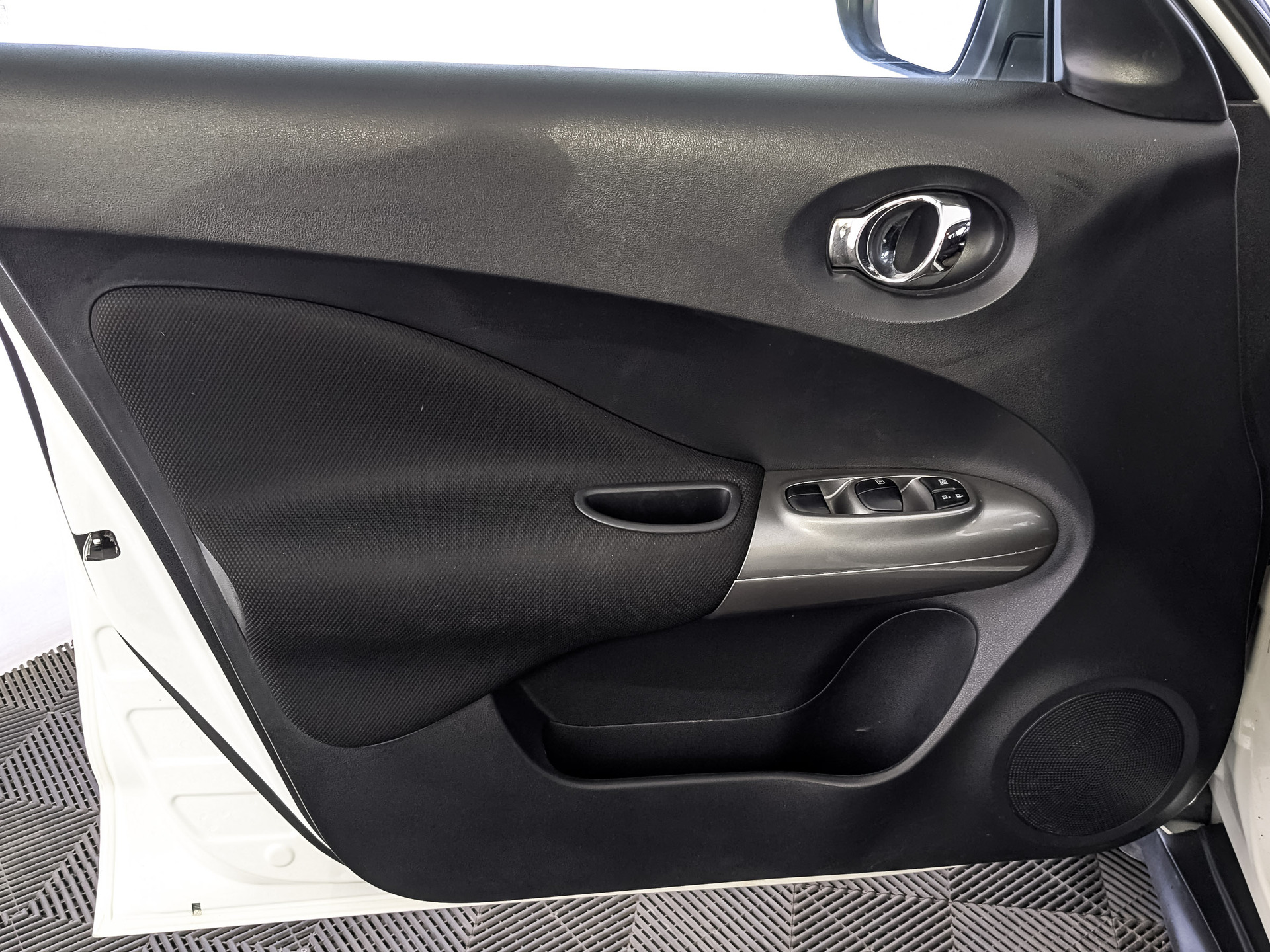 NISSAN Juke 1.60 (117 л.с), автомат, 2015, пробег 107 987 км