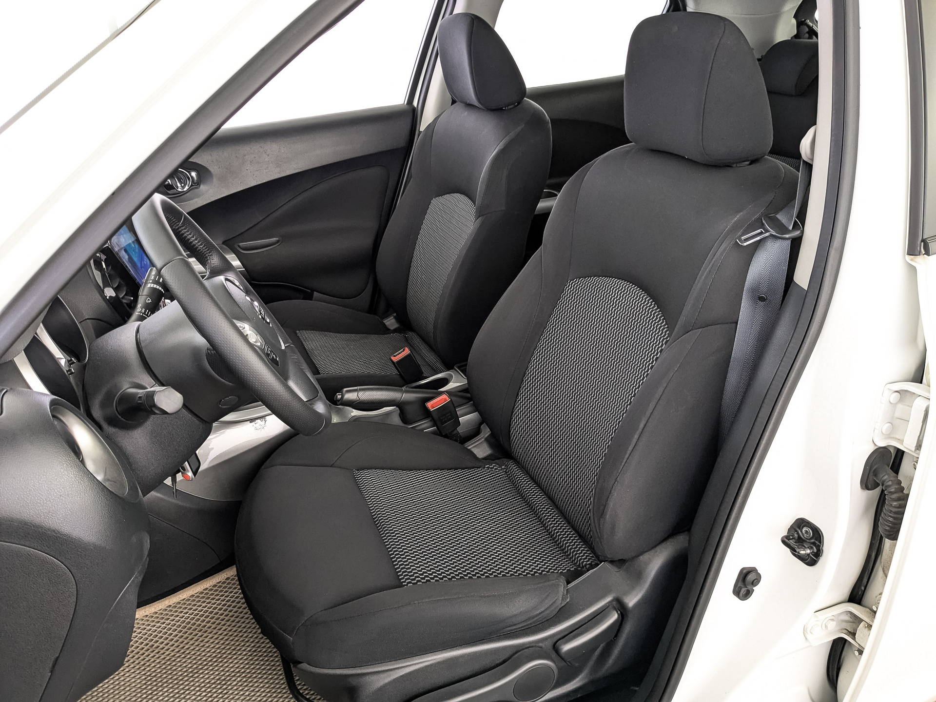 NISSAN Juke 1.60 (117 л.с), автомат, 2015, пробег 107 987 км