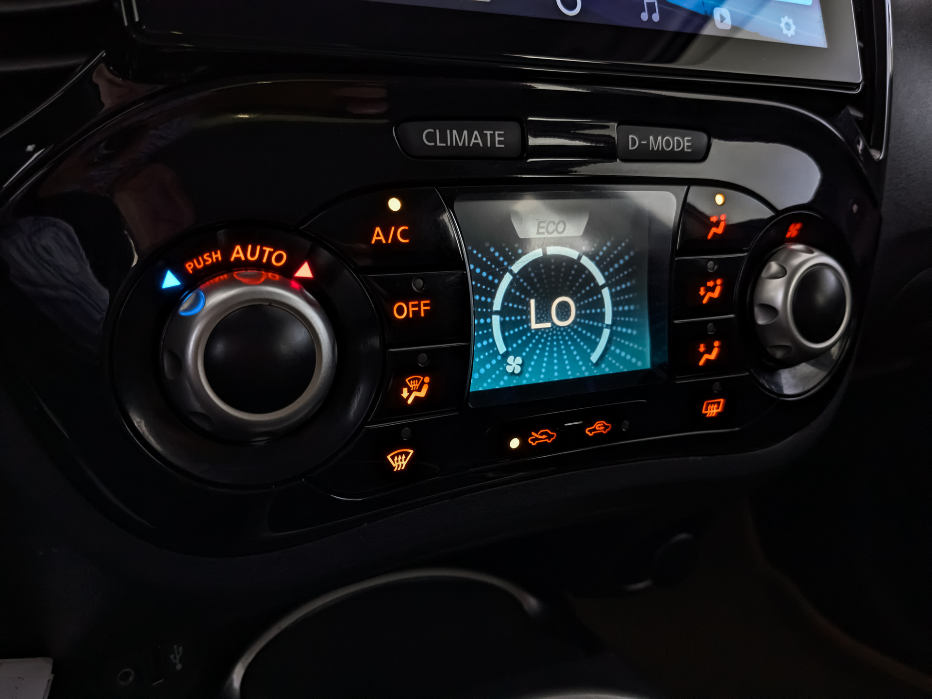 NISSAN Juke 1.60 (117 л.с), автомат, 2015, пробег 107 987 км