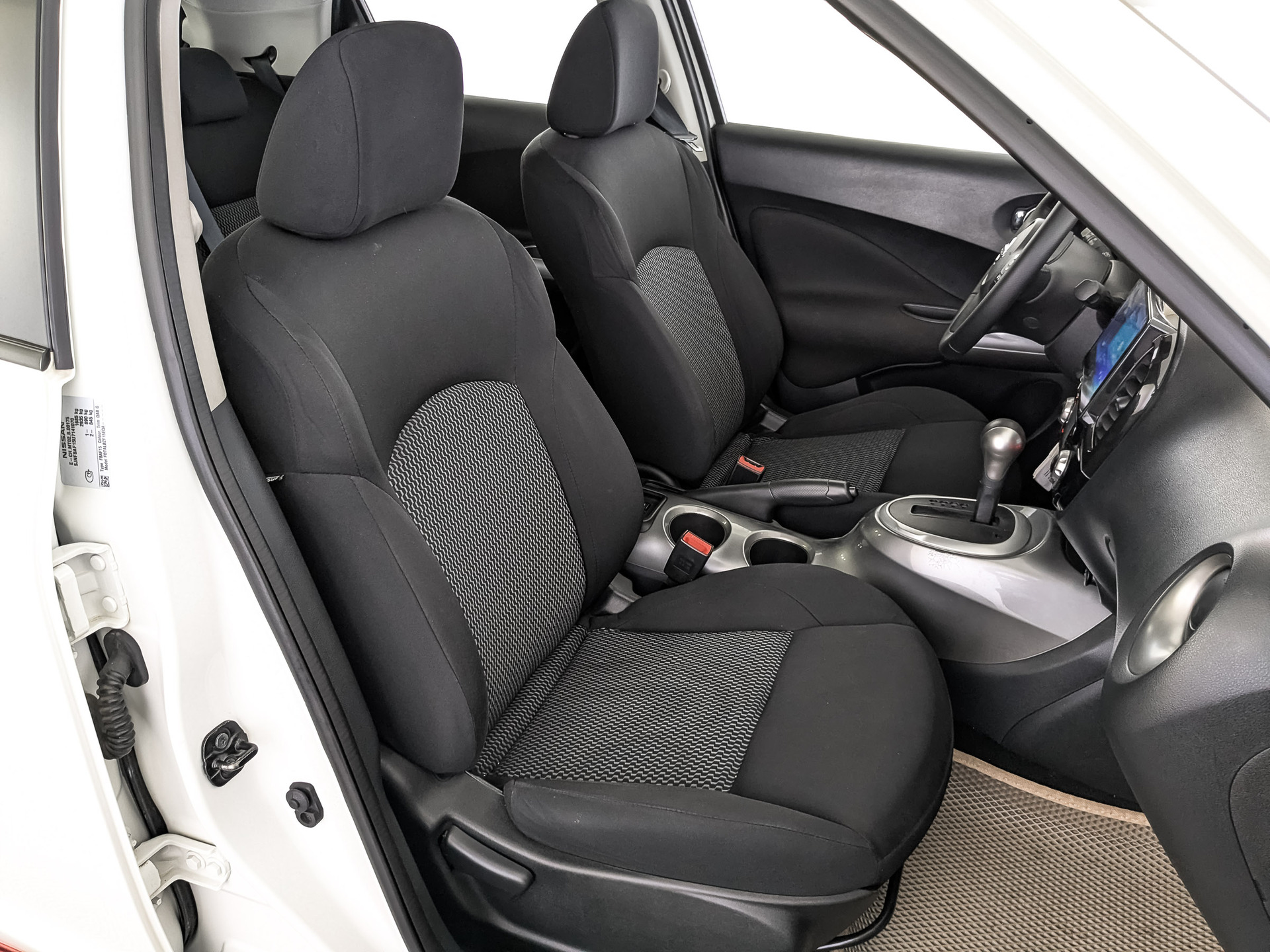 NISSAN Juke 1.60 (117 л.с), автомат, 2015, пробег 107 987 км
