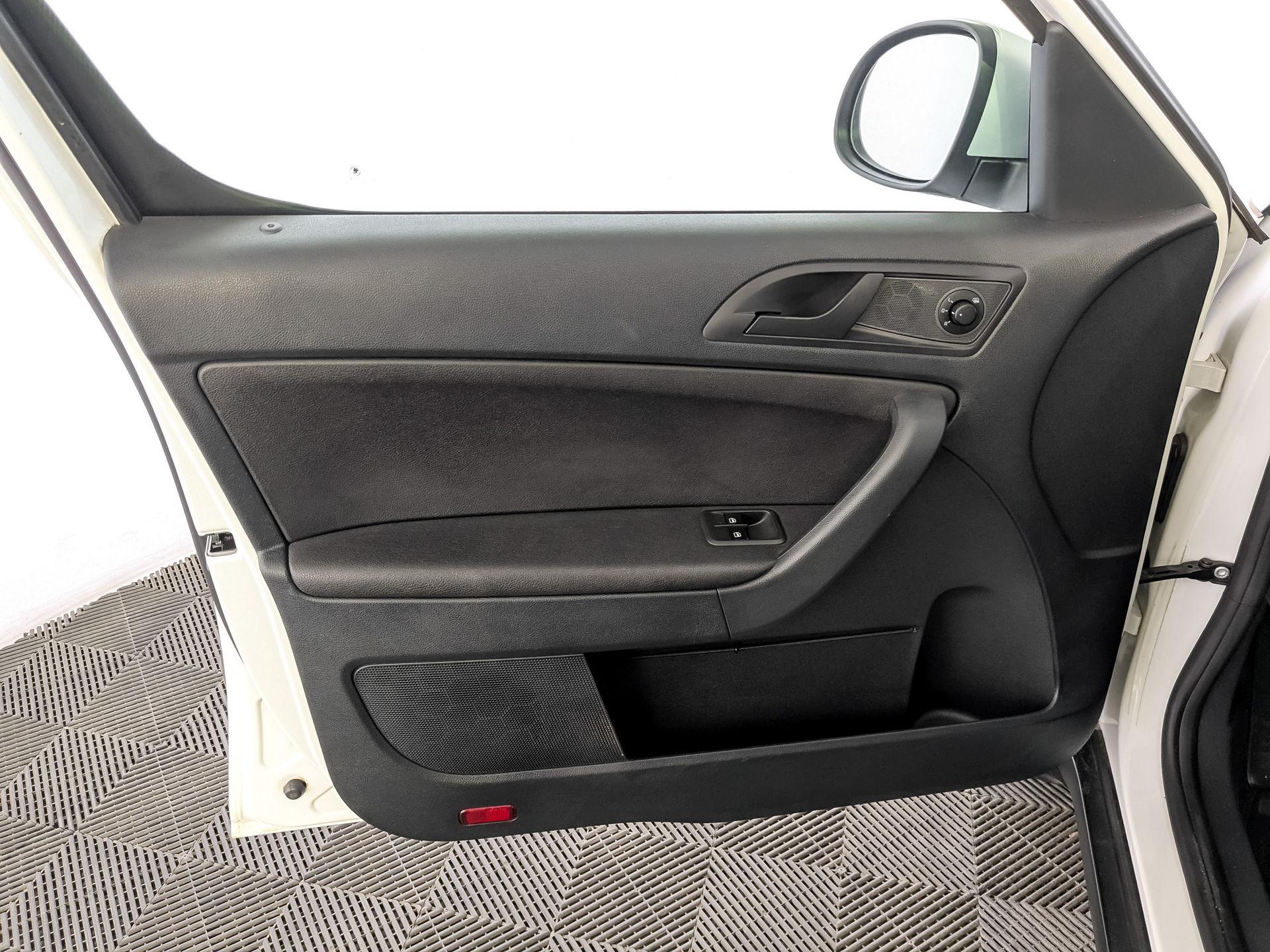 SKODA Yeti 1.60 (110 л.с), автомат, 2017, пробег 105 869 км