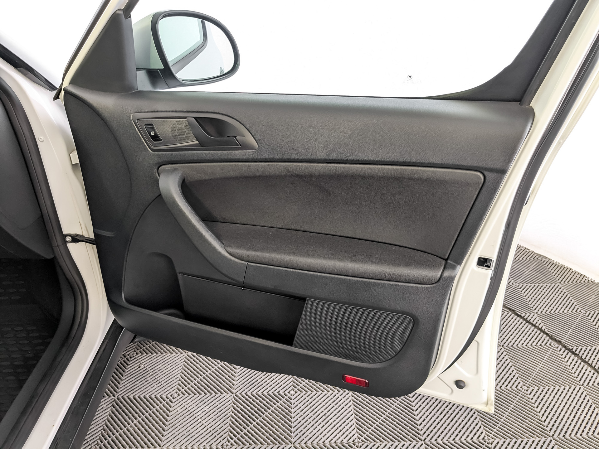 SKODA Yeti 1.60 (110 л.с), автомат, 2017, пробег 105 869 км