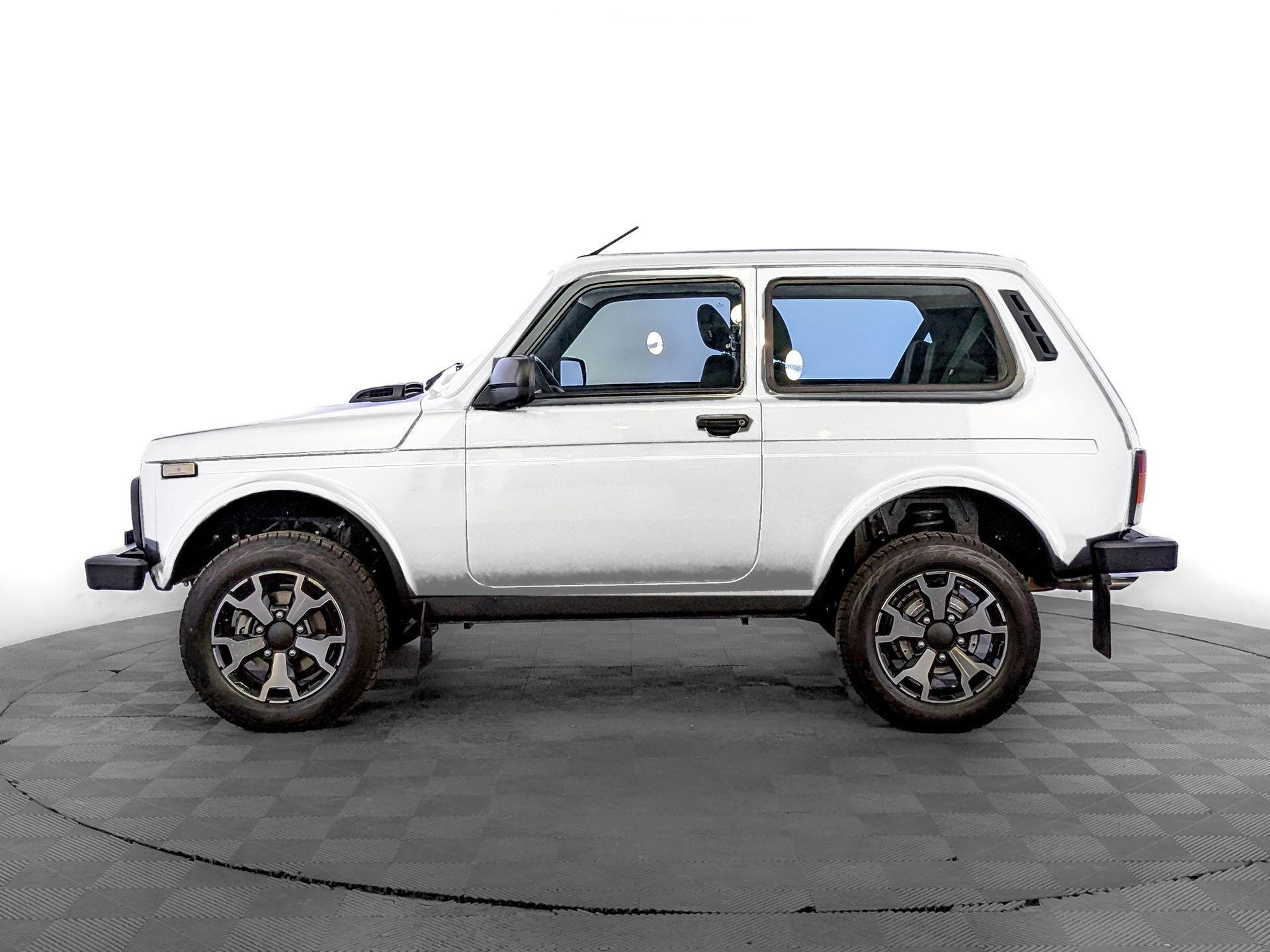 Фото Lada Niva Travel Драйв 1.8/90 5MT